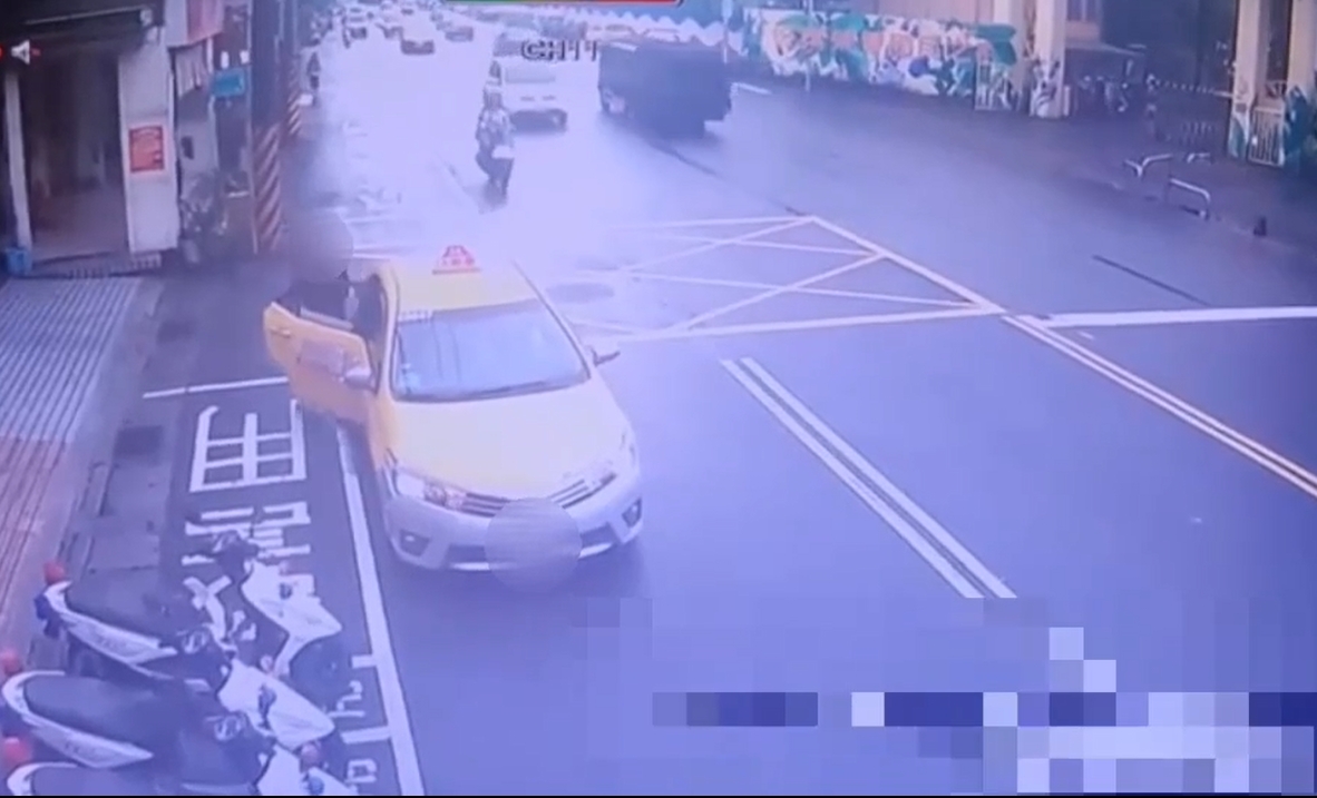 男子掃射完又搭上同輛計程車，前往鄰近的板橋分局大觀所投案。（翻攝畫面）
