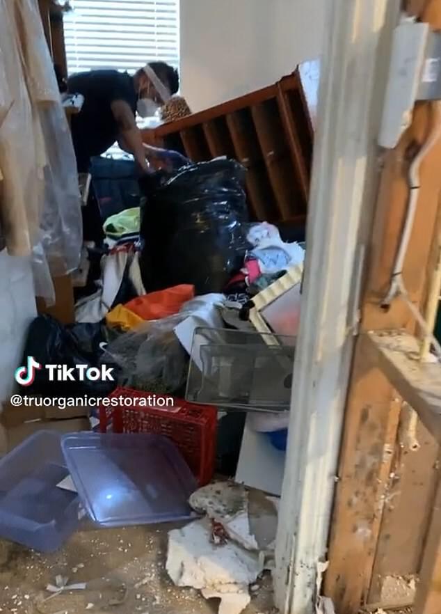 清潔人員說他們很努力除黴，但在屋內也沒有發現這名老婦。（翻自TikTok）