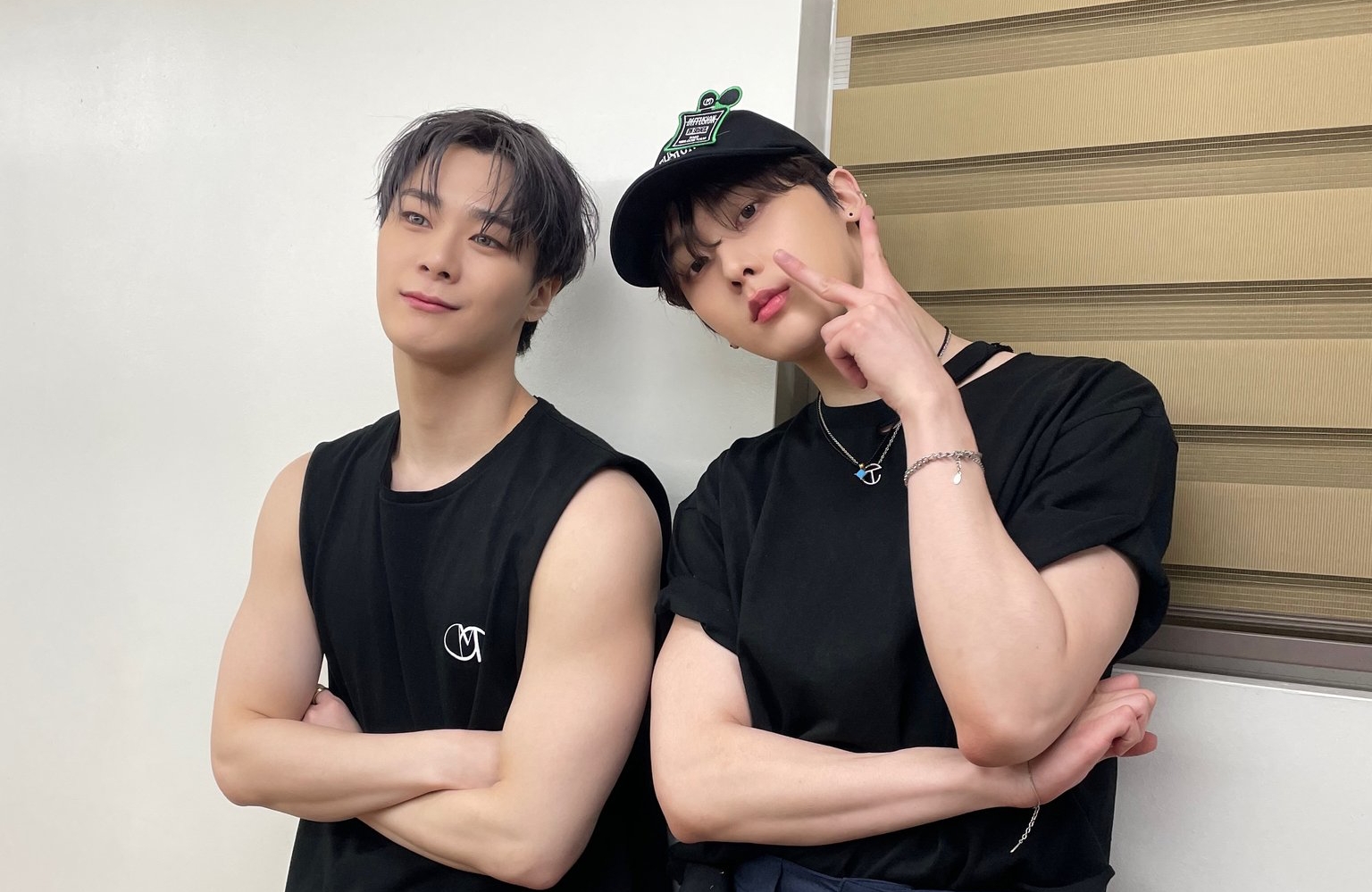 文彬（左）與產賀原定本月底在台舉辦演唱會，如今永遠少一名成員，台灣主辦單位回應已開始處理退票作業。（翻攝ASTRO推特）