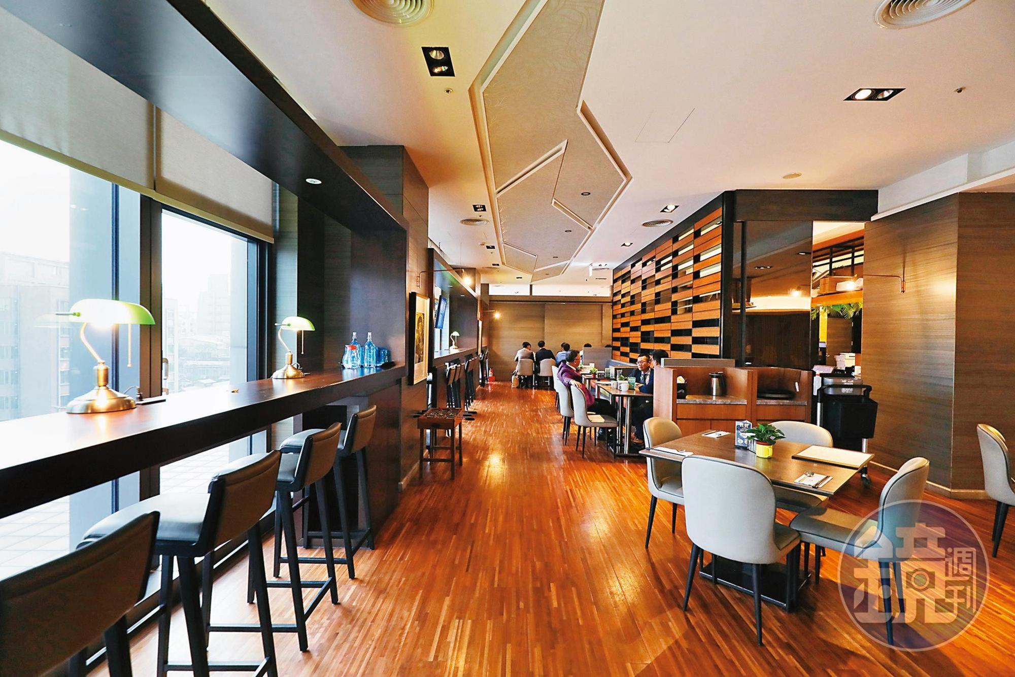 位於凱達大飯店5樓的「98酒吧」是許多人洽公、談生意的好去處。