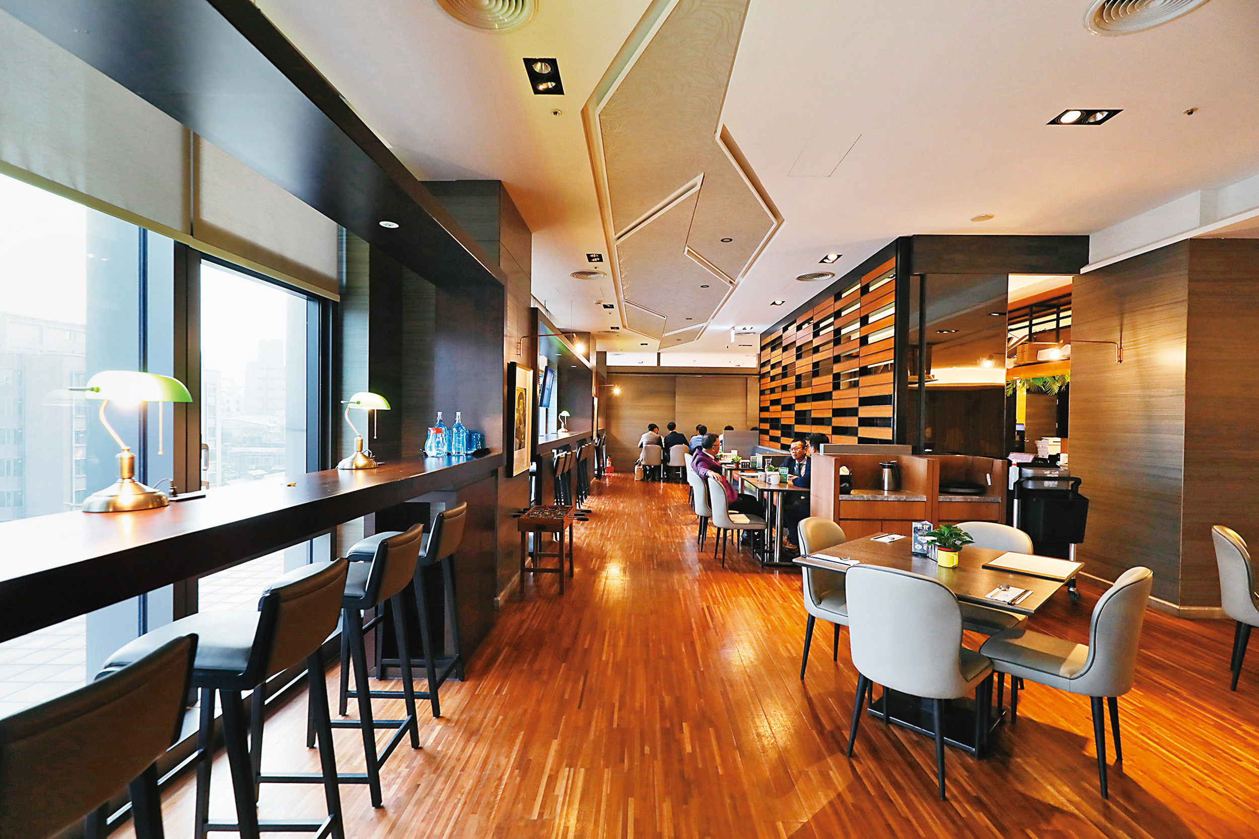 位於凱達大飯店5樓的「98酒吧」是許多人洽公、談生意的好去處。