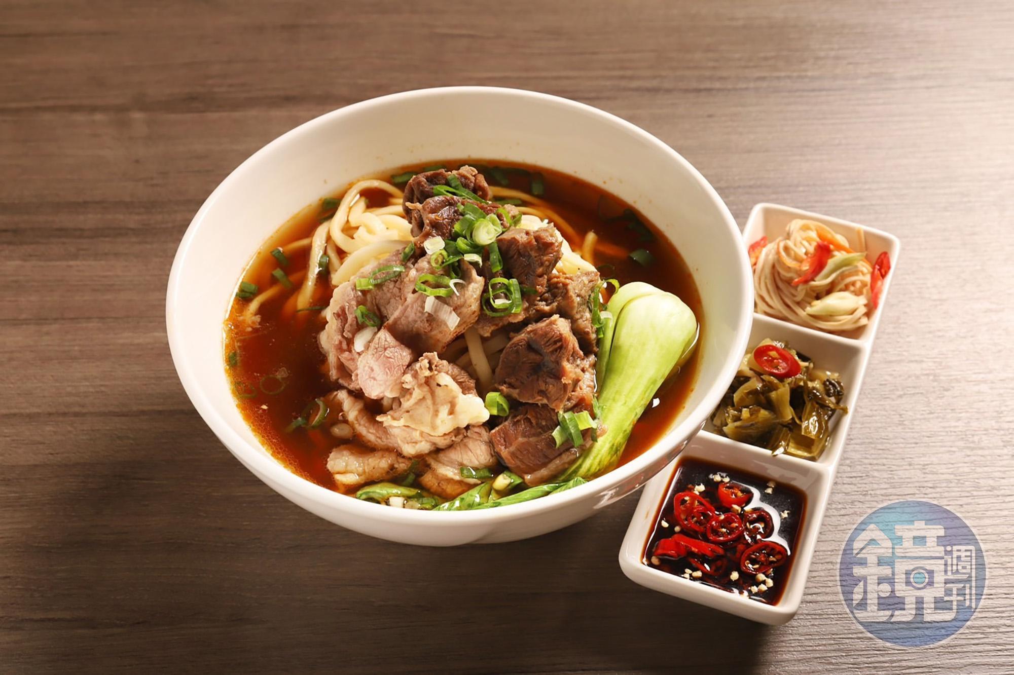 「精燉紅燒牛肉麵」的美味湯頭使用新鮮牛大骨搭配多種蔬菜、天然香料、藥材慢火燉煮36小時。（330元／碗）（凱達大飯店提供）