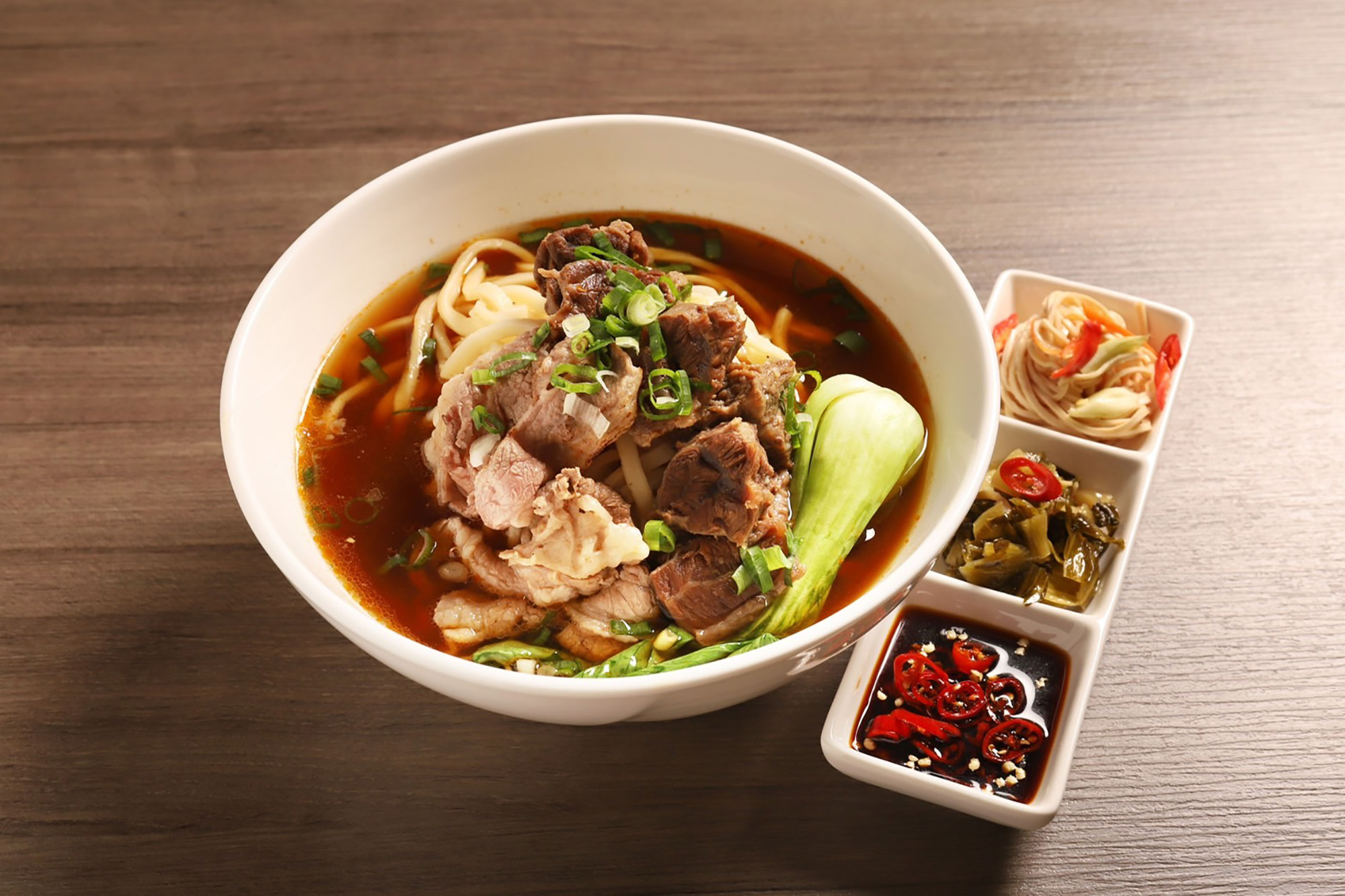 「精燉紅燒牛肉麵」的美味湯頭使用新鮮牛大骨搭配多種蔬菜、天然香料、藥材慢火燉煮36小時。（330元／碗）（凱達大飯店提供）