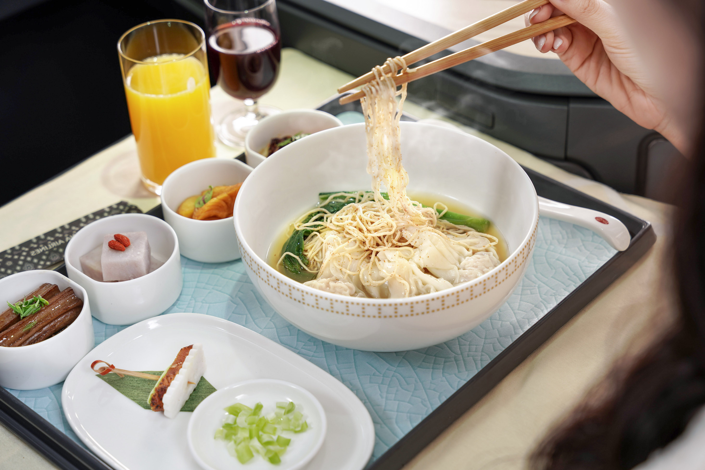 豪華商務艙主菜主打兩款湯麵，其中「蝦籽雲吞撈麵」雲吞用料紮實且鎖住內餡湯汁精華。（君品酒店提供）