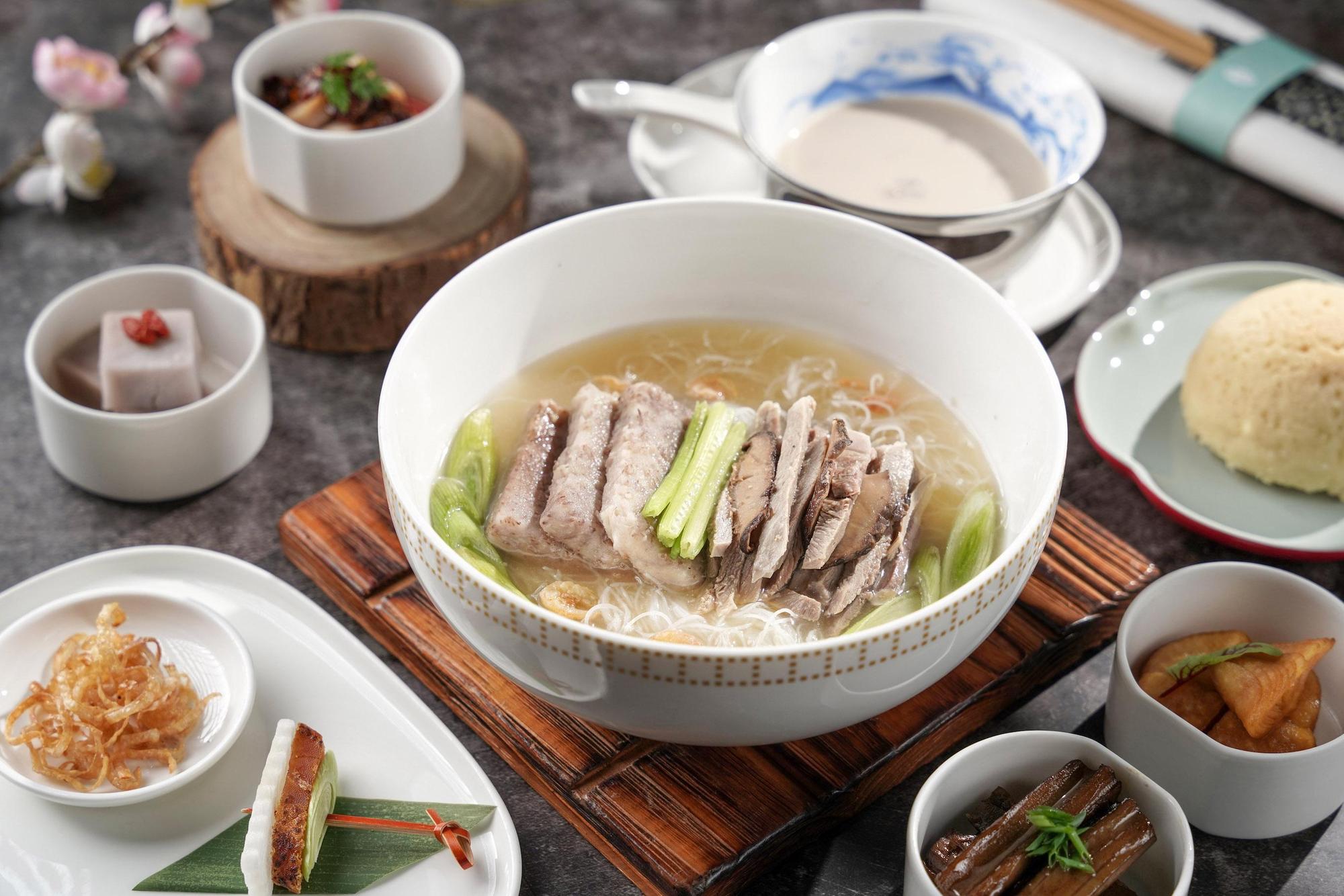 頤宮中餐廳團隊打造華航全新機上餐,豪華商務艙主菜「芋頭鴨絲米粉」。(君品酒店提供)