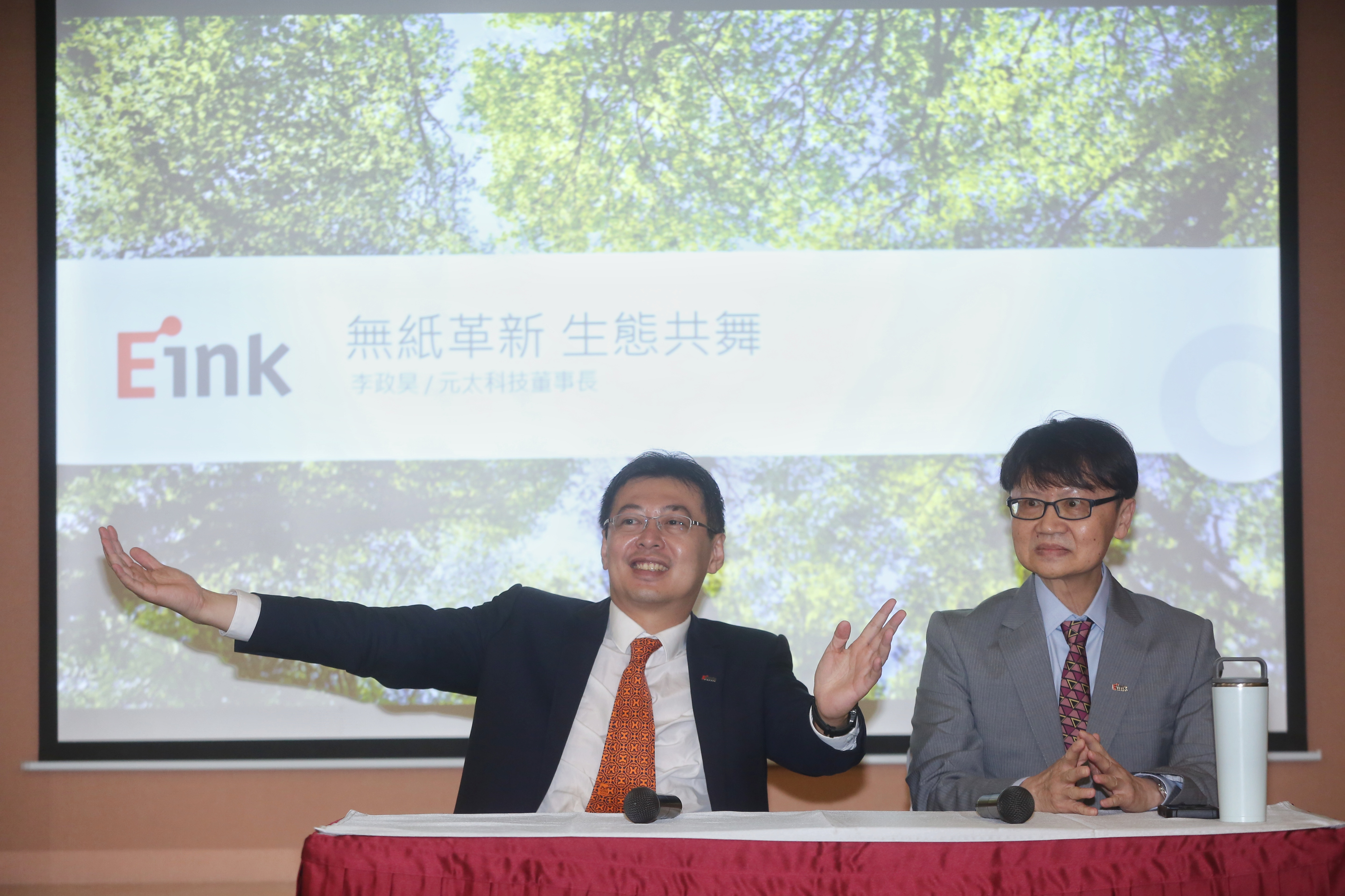 電子紙領導廠商元太科技從中小尺寸轉往大尺寸應用升級。（左圖為董事長李政昊、右為總經理甘豐源）