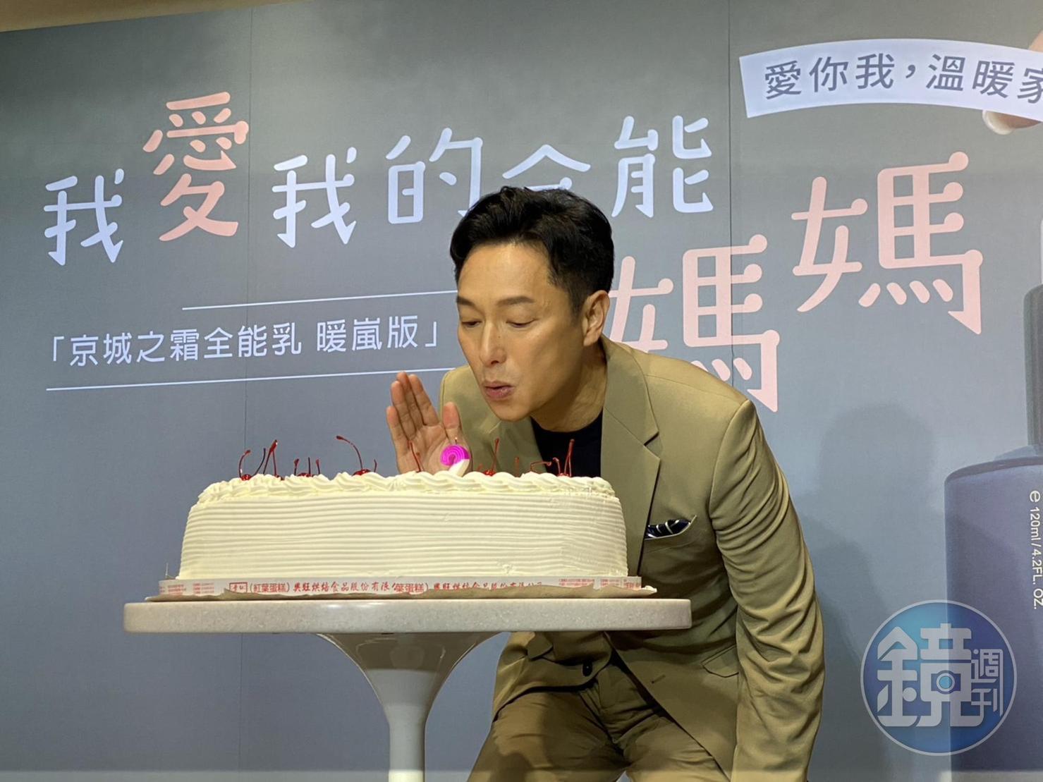 謝祖武吹蠟燭提前過生日。