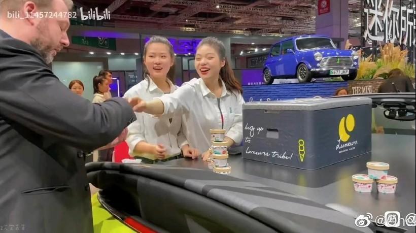 上海車展妹子發冰淇淋只給外國人,中國人玻璃心全碎!崩潰大罵「只會舔洋」。(翻自微博)