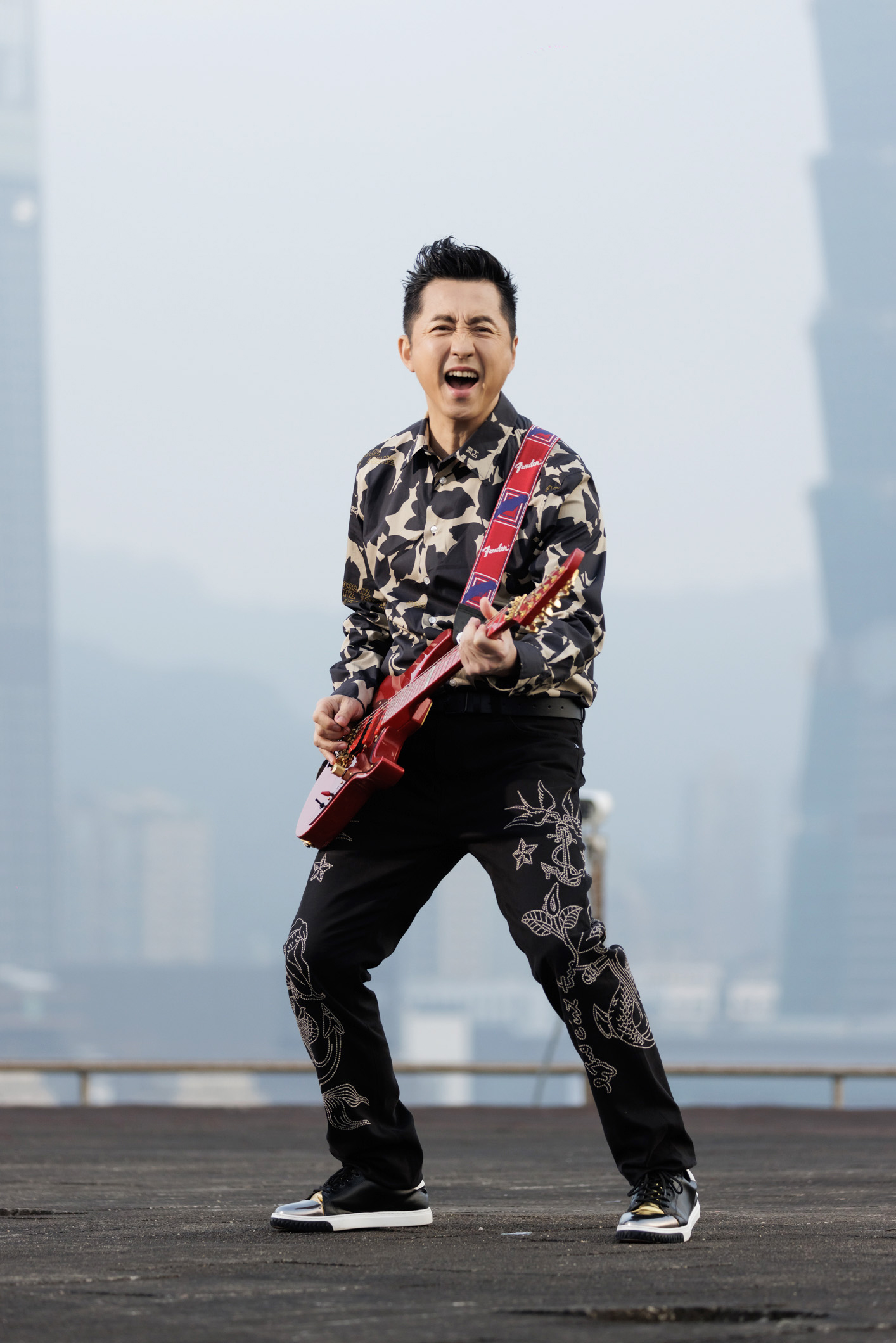 哈林特別登上華視頂樓停機坪拍MV。(福茂唱片提供)