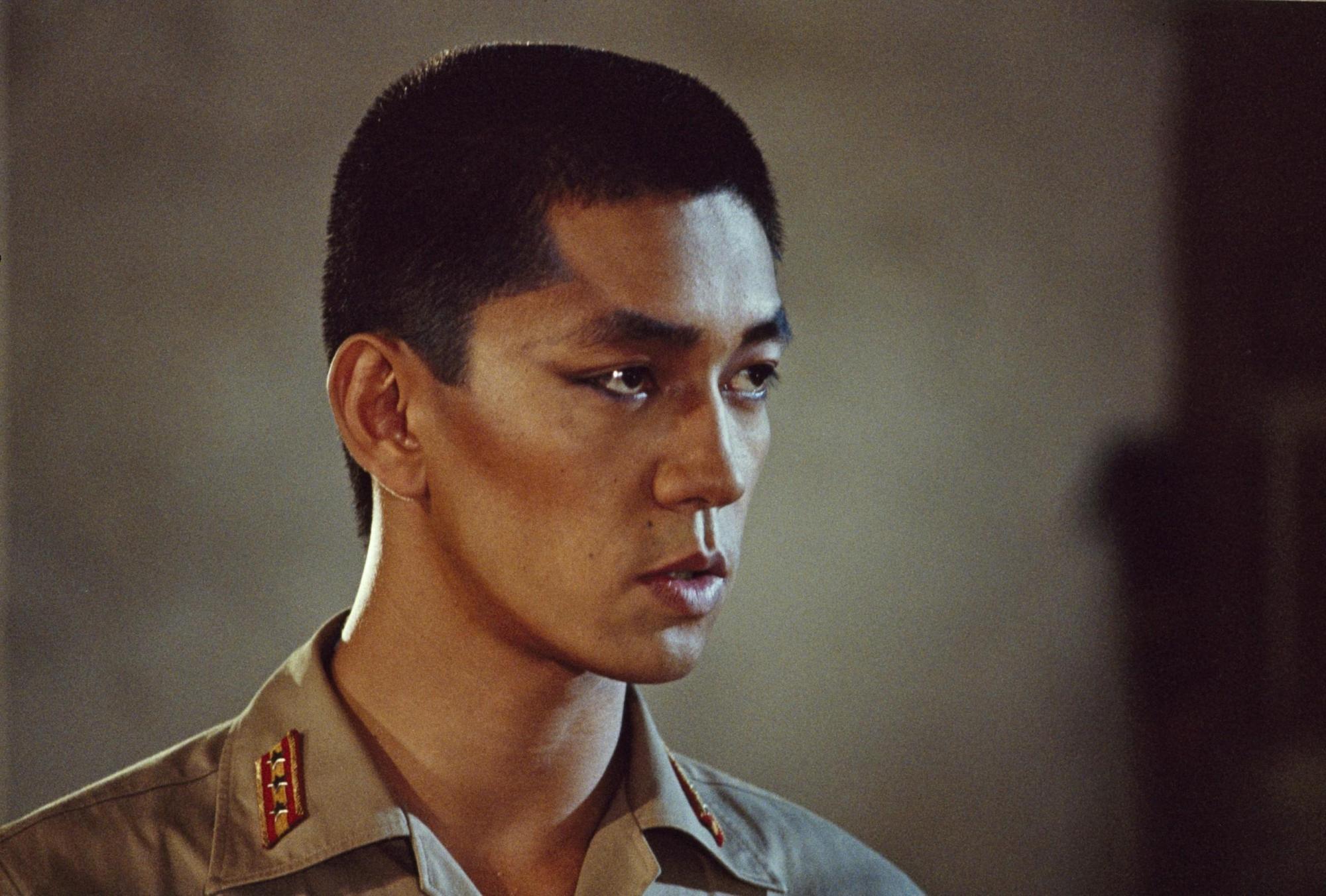 坂本龍一在日本名導大島渚的電影《俘虜》演出一名跋扈的日軍營長。(甲上娛樂提供)