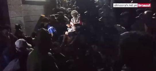 葉門慈善發放活動引發嚴重踩踏事件,畫面曝光。(翻攝自推特@SamiALANSI)