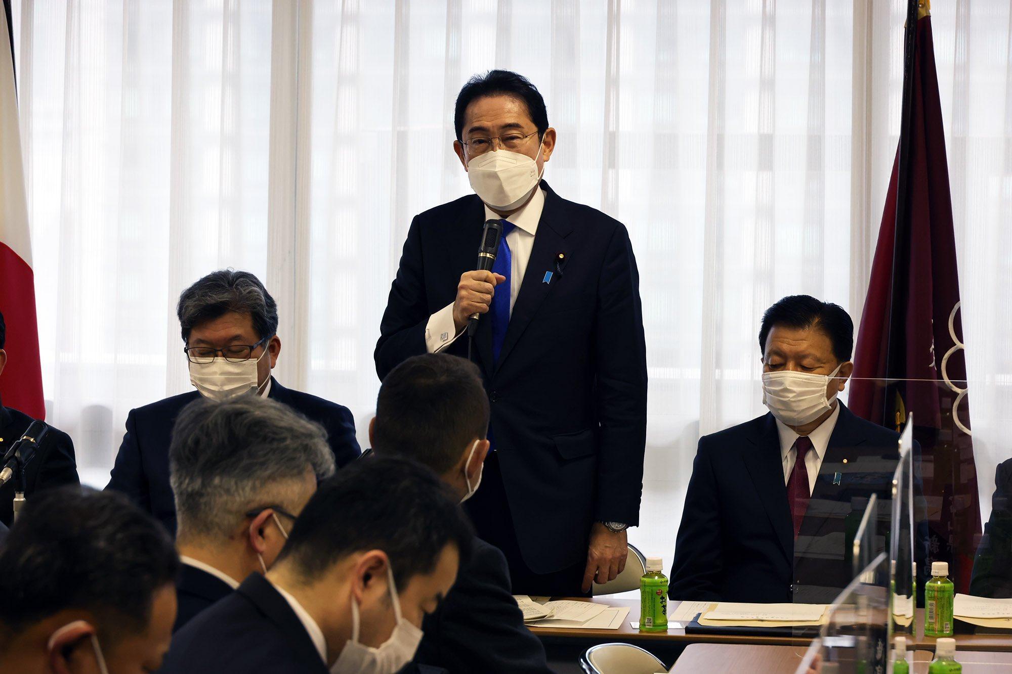 日本首相岸田文雄15日差點遭到爆裂物攻擊,所幸有一名英勇漁夫及時壓制歹徒。(翻攝自岸田文雄Twitter)