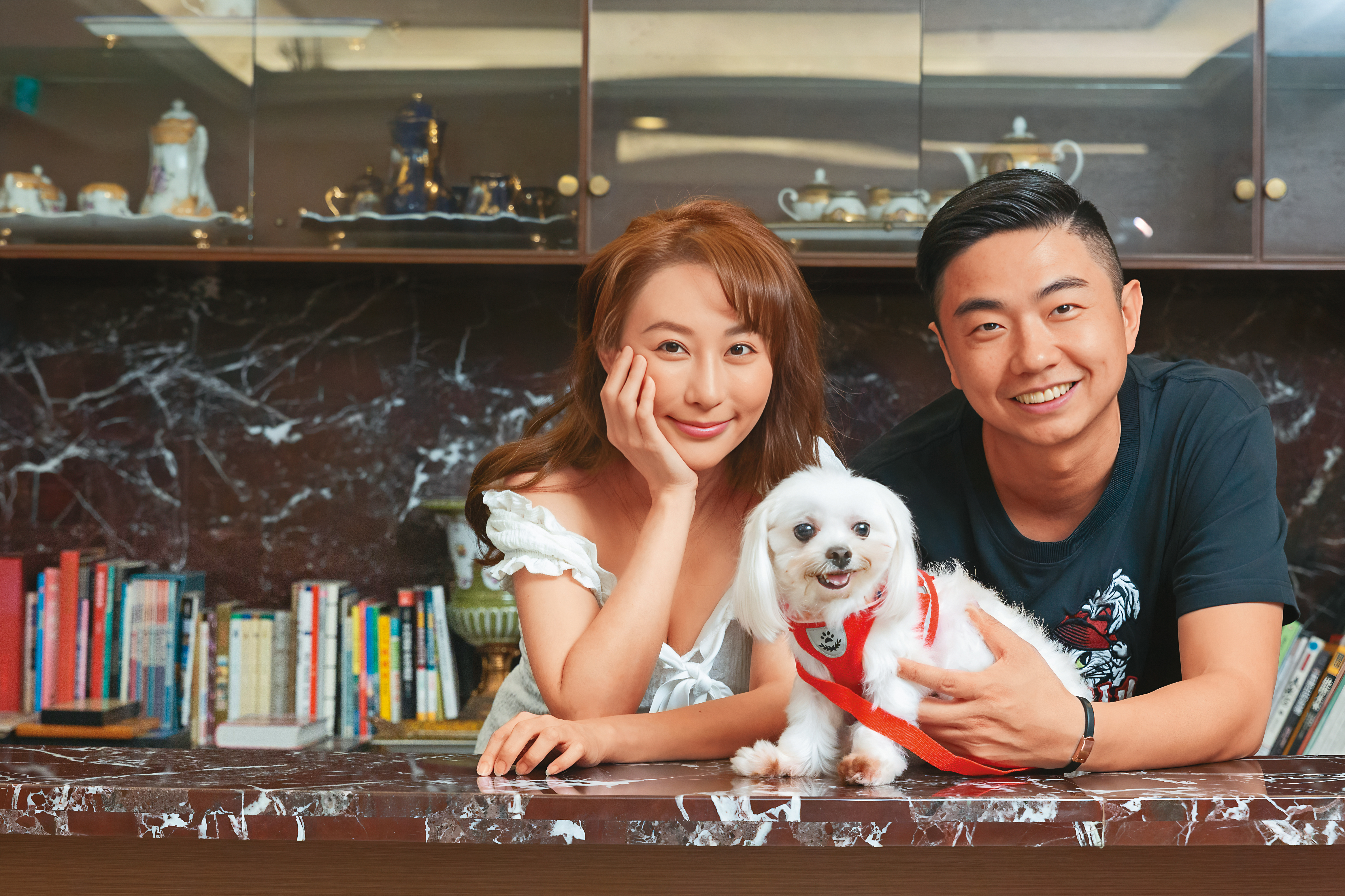 陳映璇（左）帶著狗女兒小淇淇來上《熊爸估狗》，才發現自己飼養方法有很多問題。