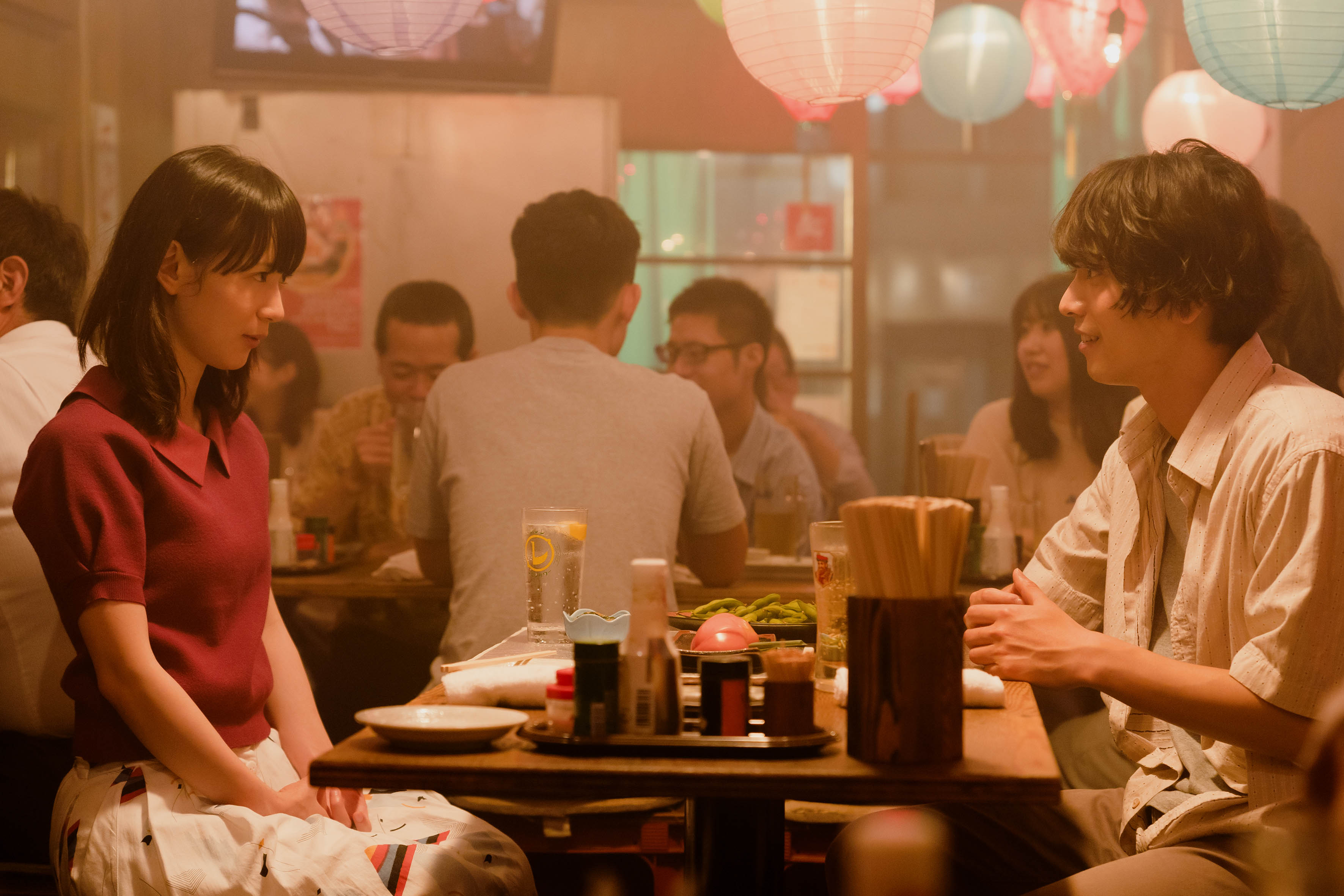 黑羽麻璃央（右）和穗志萌香（左）在電影《離不開你的依賴》飾演情侶，交往許久的兩人因穗志萌香找到正職工作關係出現裂痕。（希望影視提供）