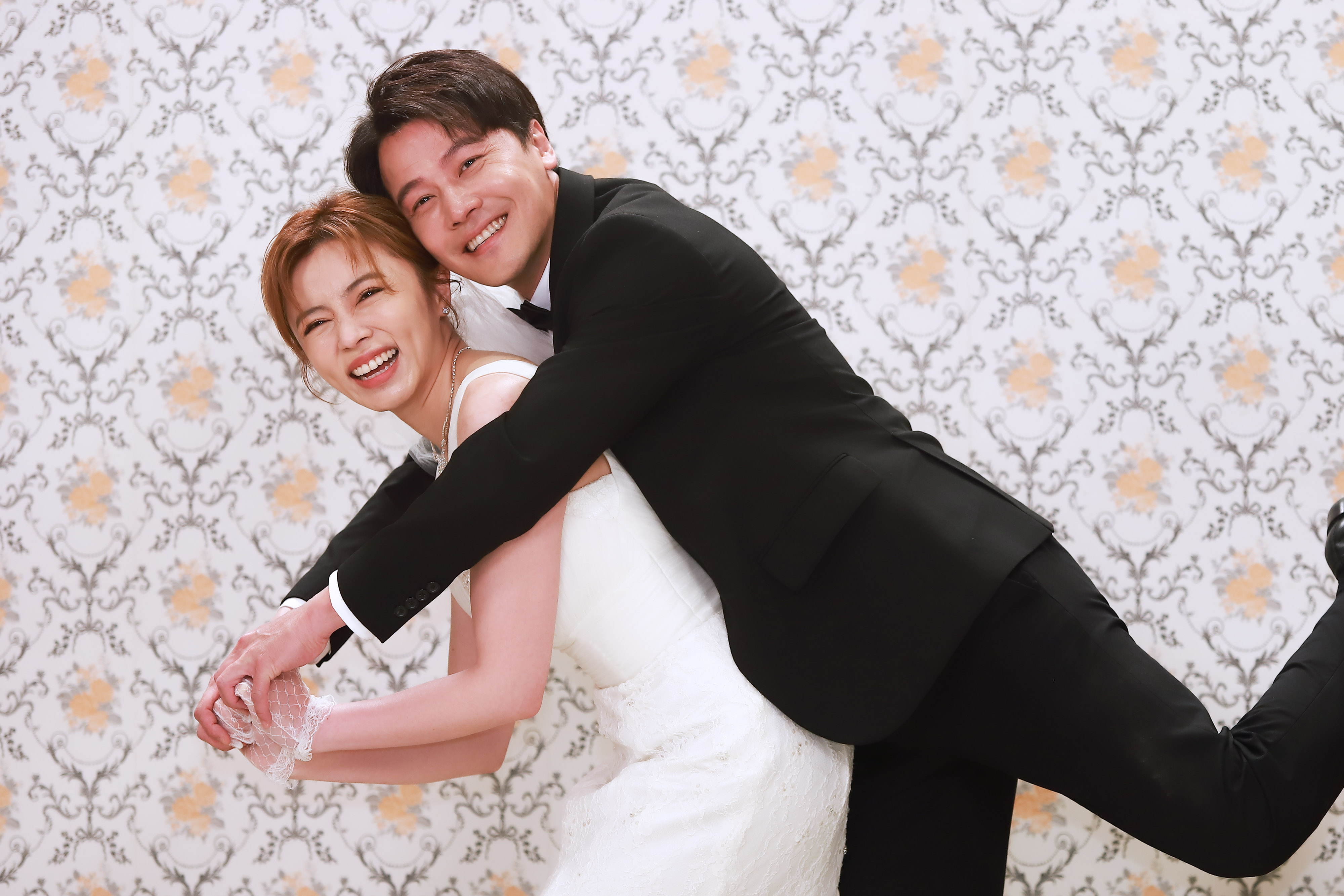 王瞳（左）跟黃文星（右）為戲拍婚紗照，兩人又跑又跳腳還抽筋。（民視提供）