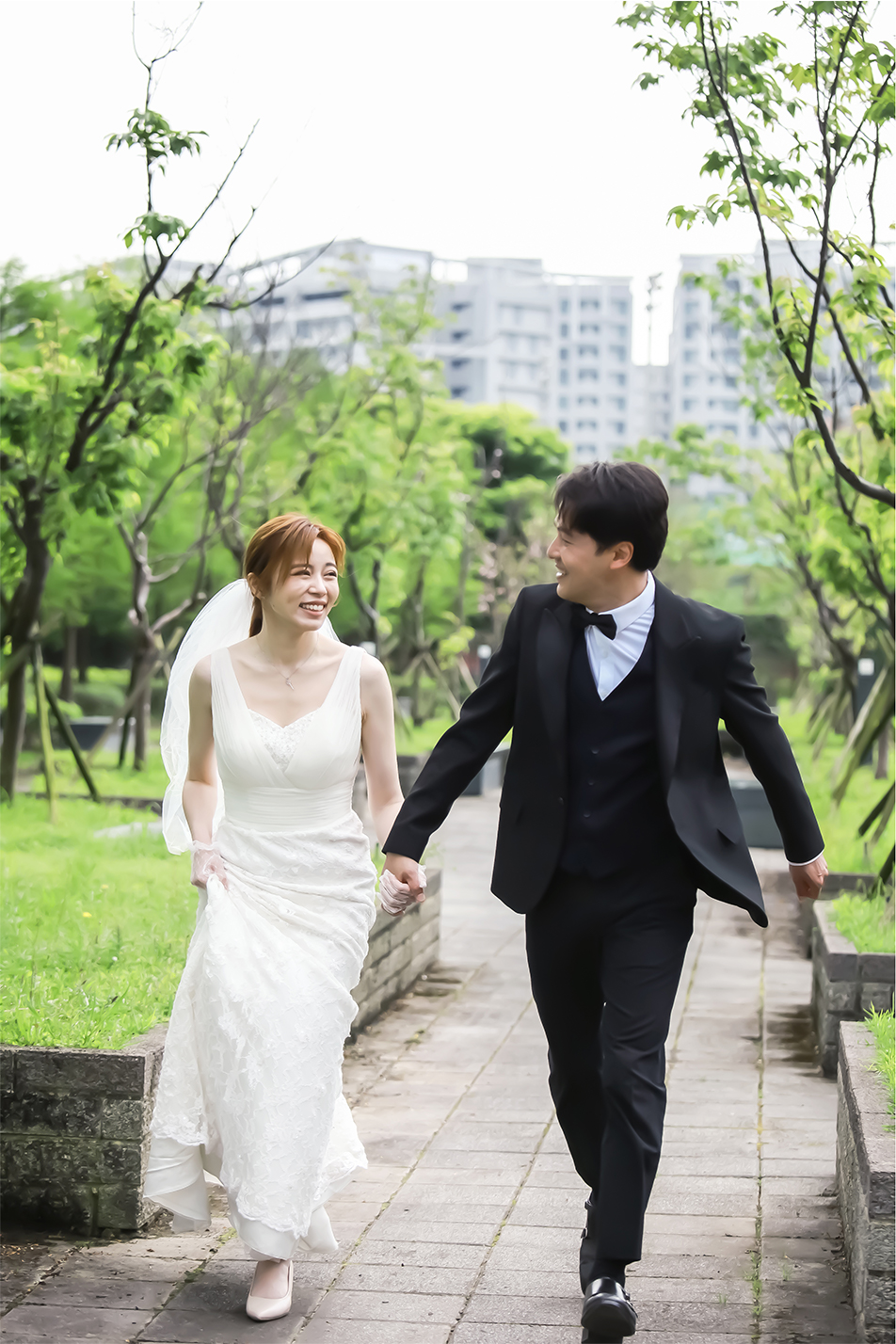 王瞳（左）跟黃文星（右）為戲拍婚紗照，兩人又跑又跳腳還抽筋。（民視提供）
