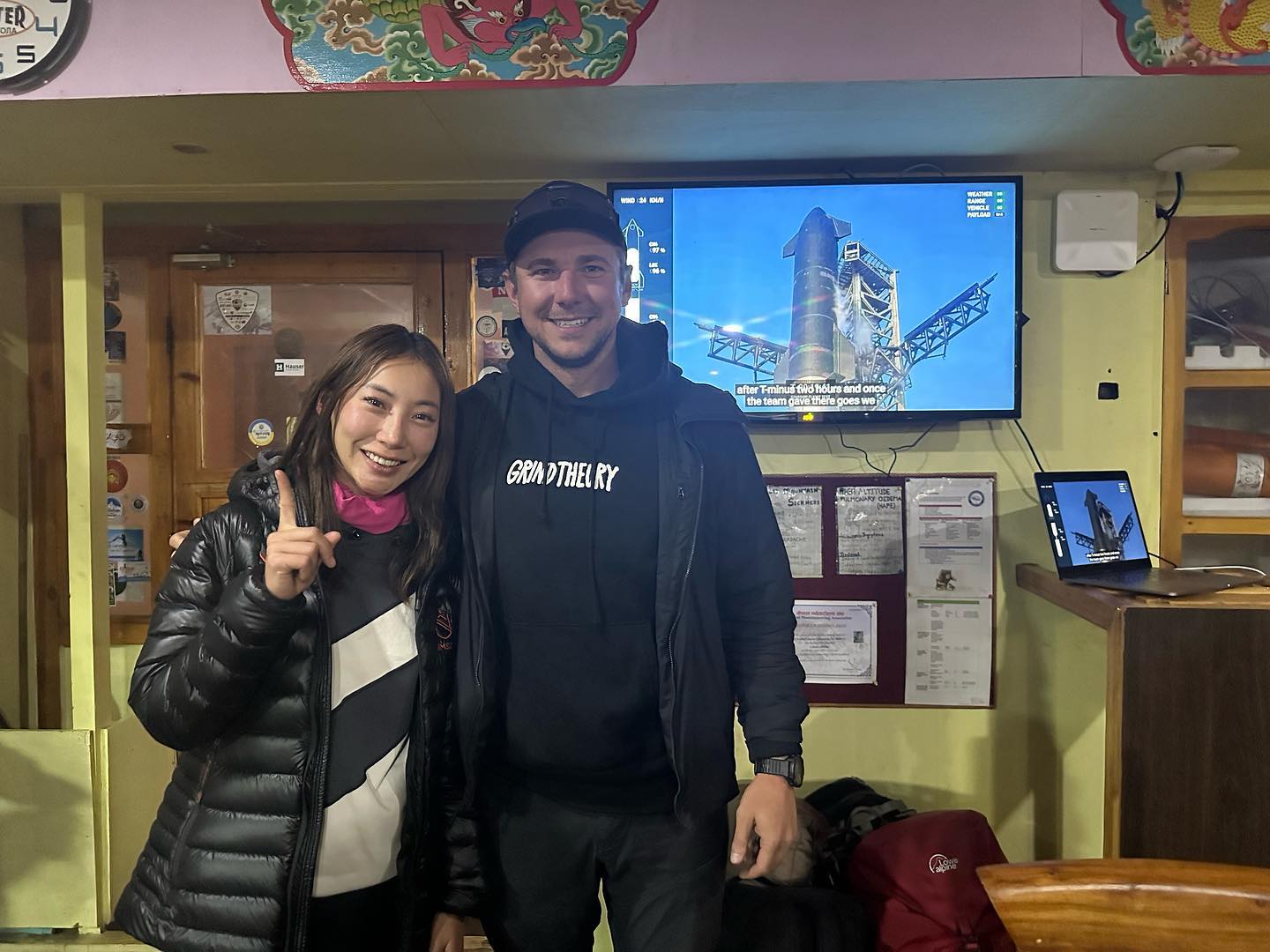 曾格爾(左)在尼泊爾與SpaceX員工拍照。(翻攝曾格爾臉書)