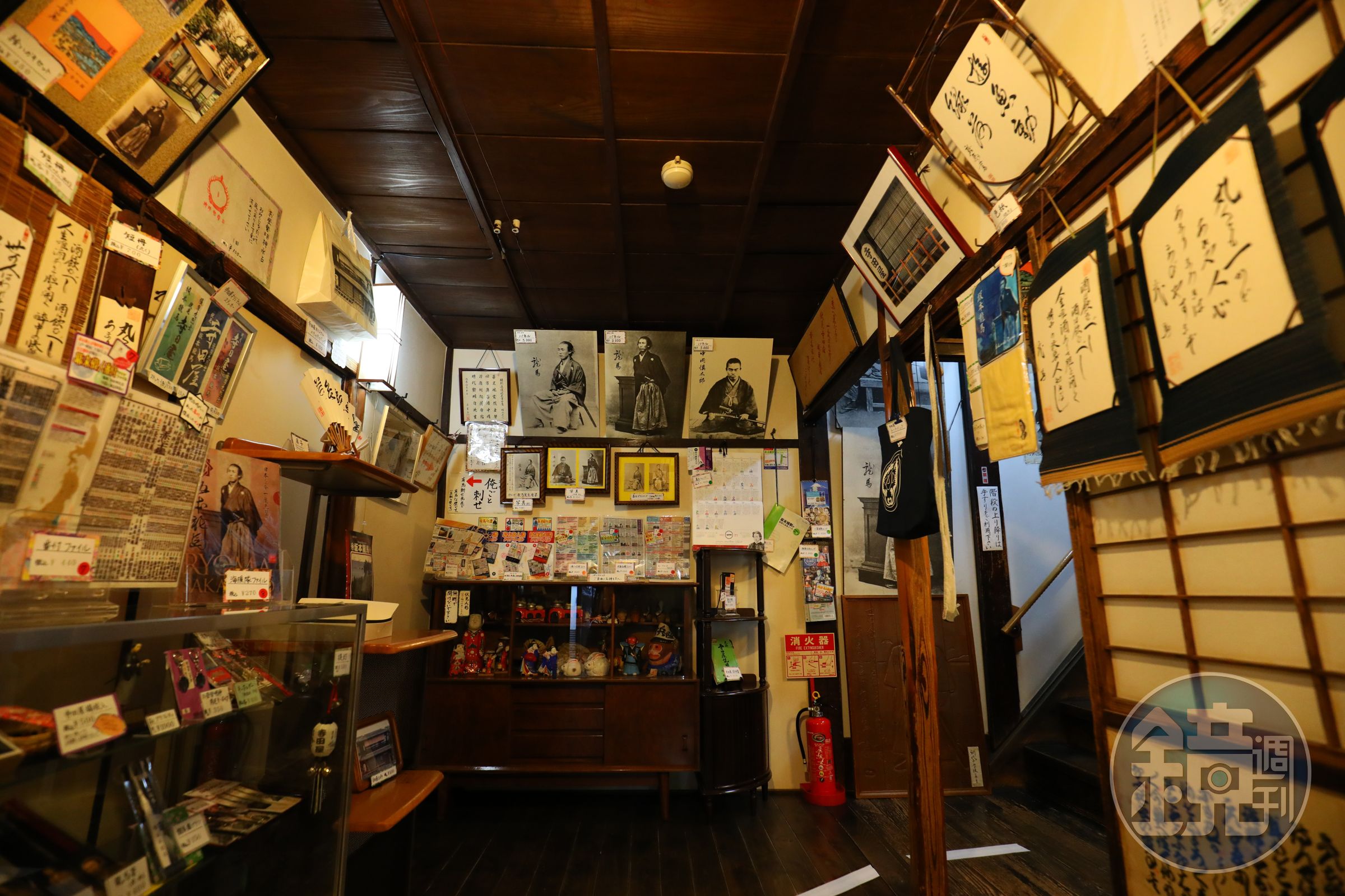 進門處就是各種與坂本龍馬相關的照片與紀念品，有的可以買回家。