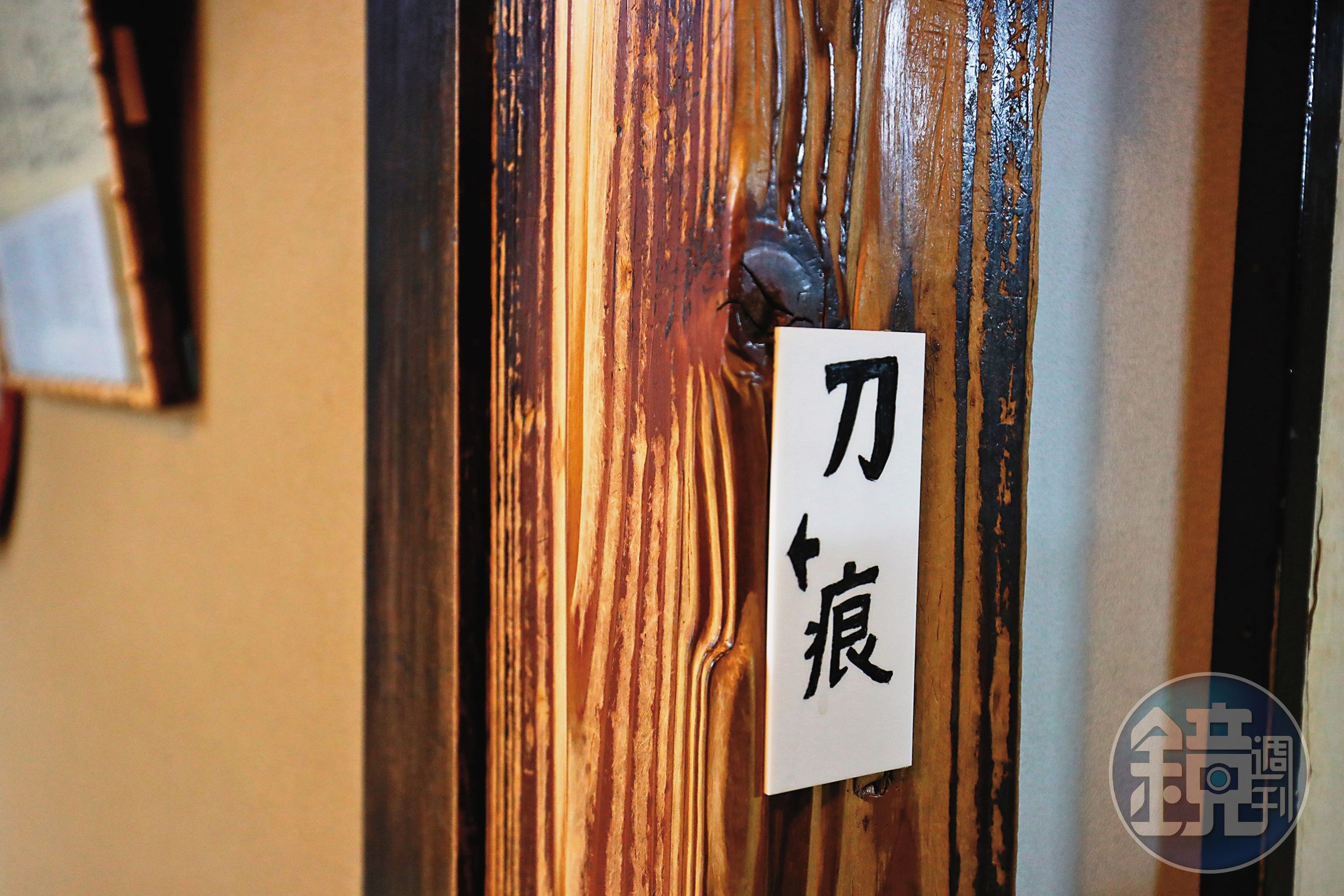 2樓的柱子上還保留著當時砍向坂本龍馬的刀痕。