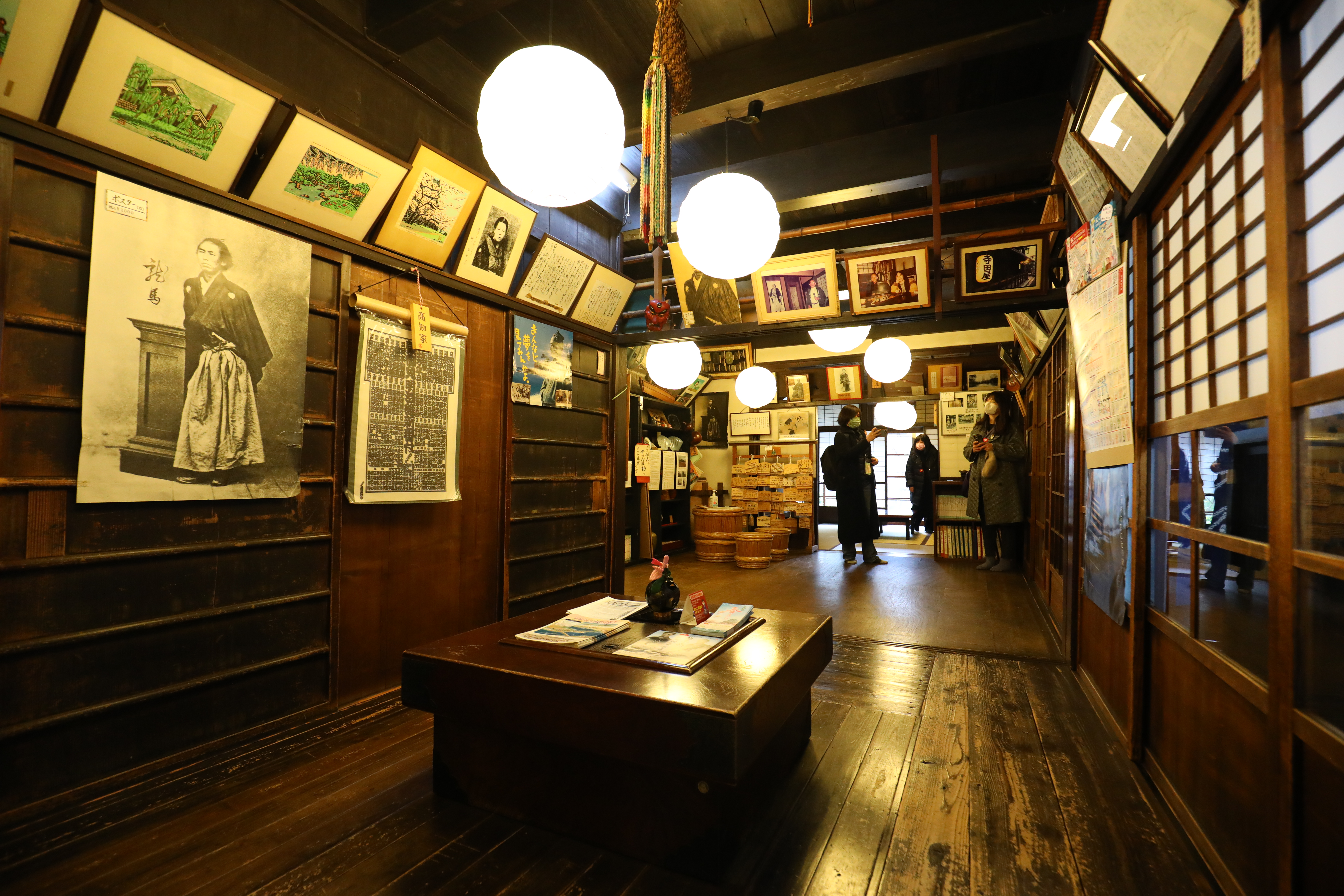 只要事先預約，也可以入住「寺田屋」，感受古老氛圍。