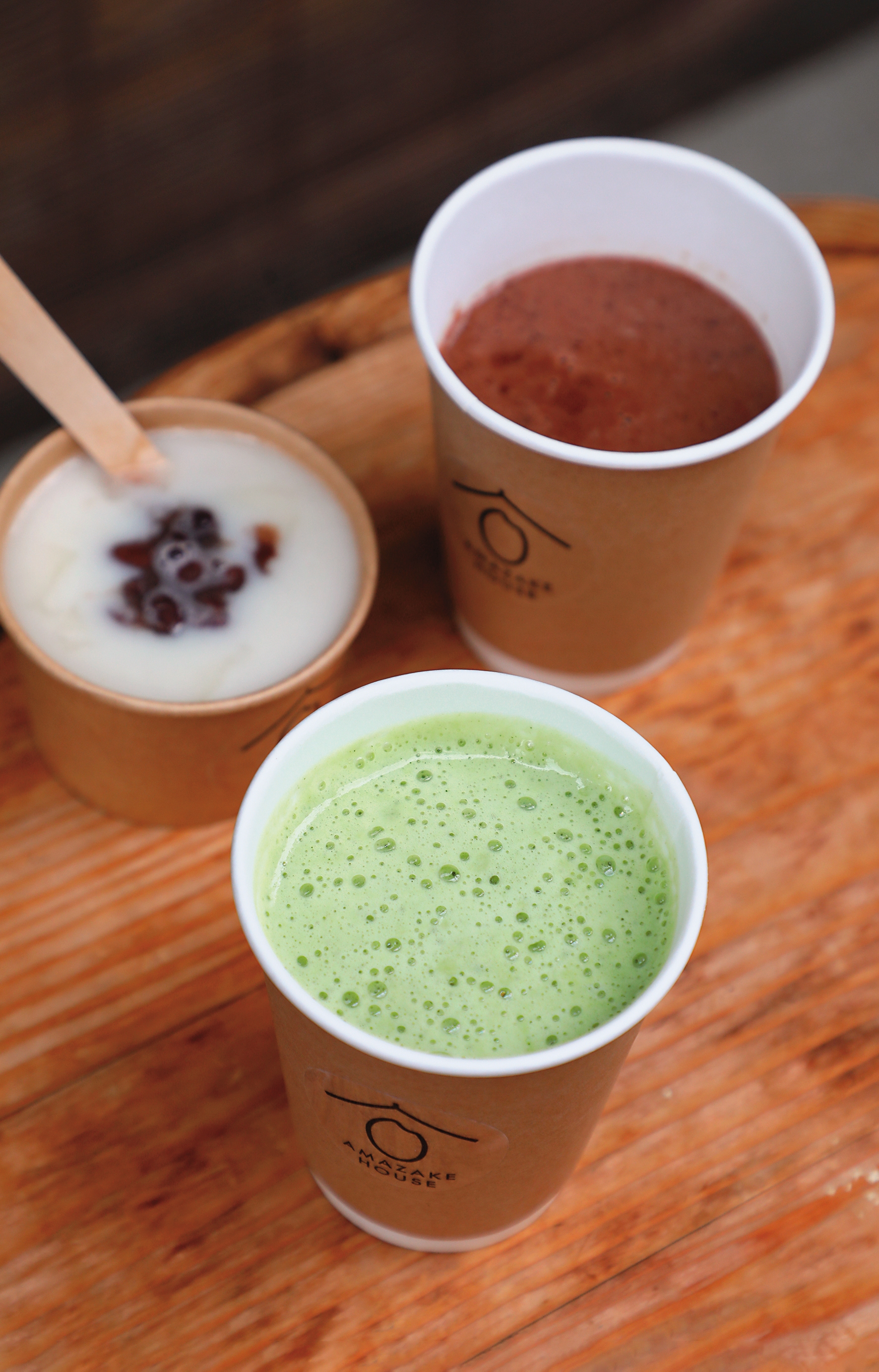 「AMAZAKE HOUSE」的（由上至下）「甘酒巧克力」、「甘酒紅豆湯」、「抹茶甘酒拿鐵」。（皆500日圓／杯，約NT$116）