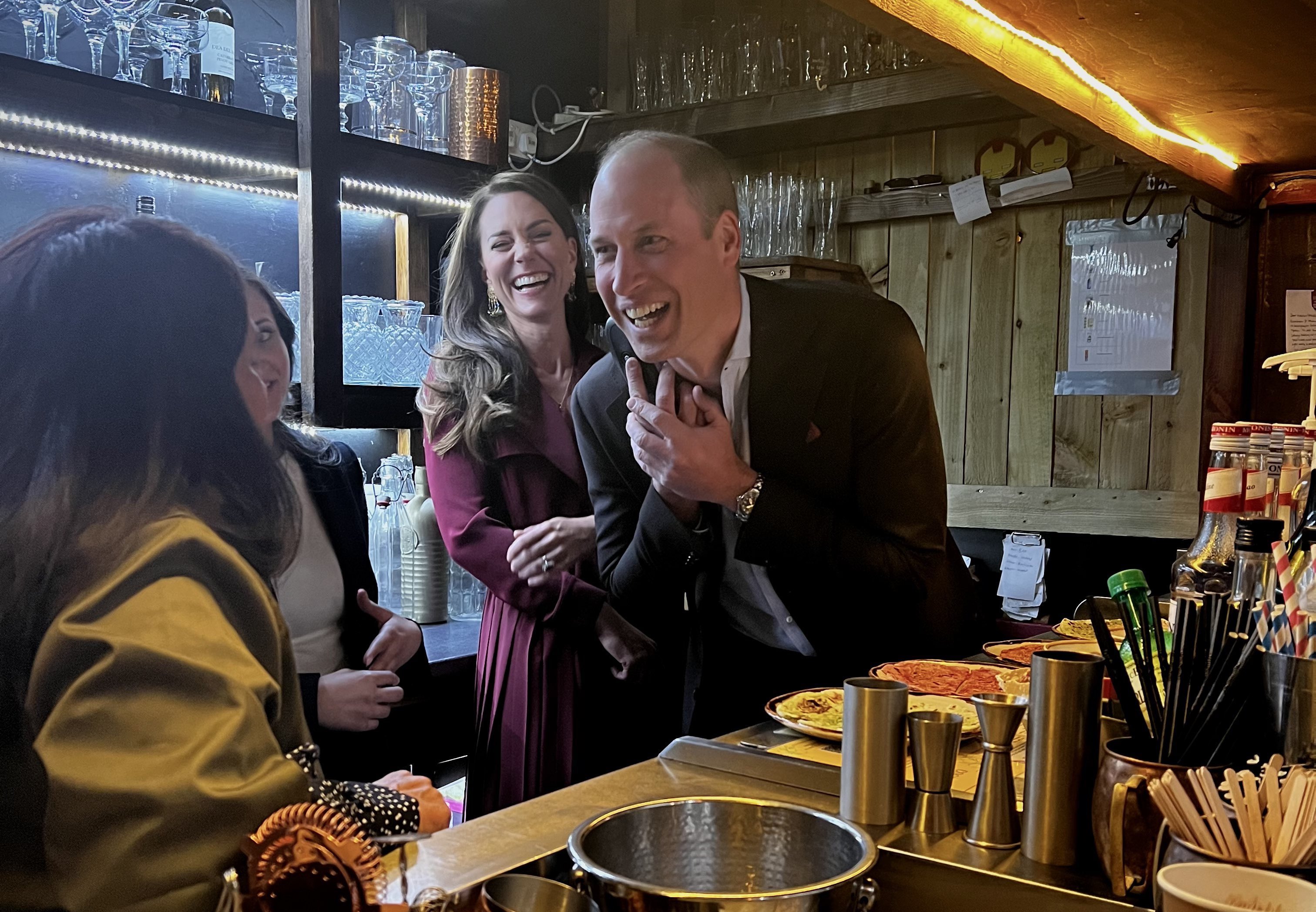 威廉王子充當服務生幫客人訂位，掛掉電話後，不好意思說，希望自己有告訴客人正確地址。（翻攝@KensingtonRoyal推特）