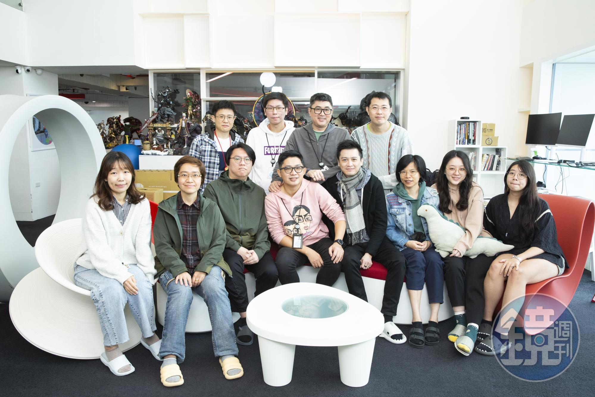 廖元瑜（下排左4）創立魚拓近6年，從原本只有2人的小工作室，擴張到十餘人規模。