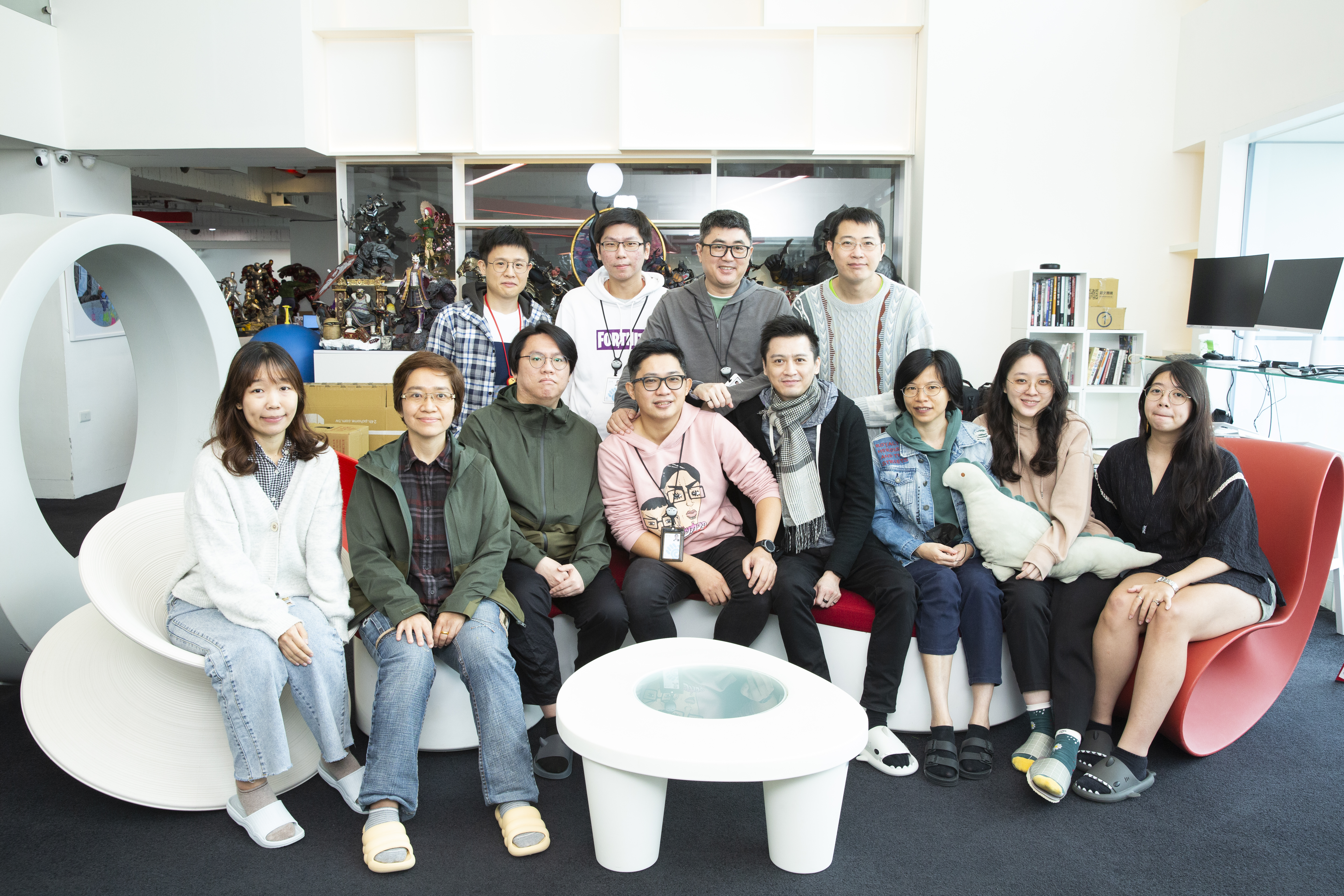 廖元瑜(下排左4)創立魚拓近6年,從原本只有2人的小工作室,擴張到十餘人規模。