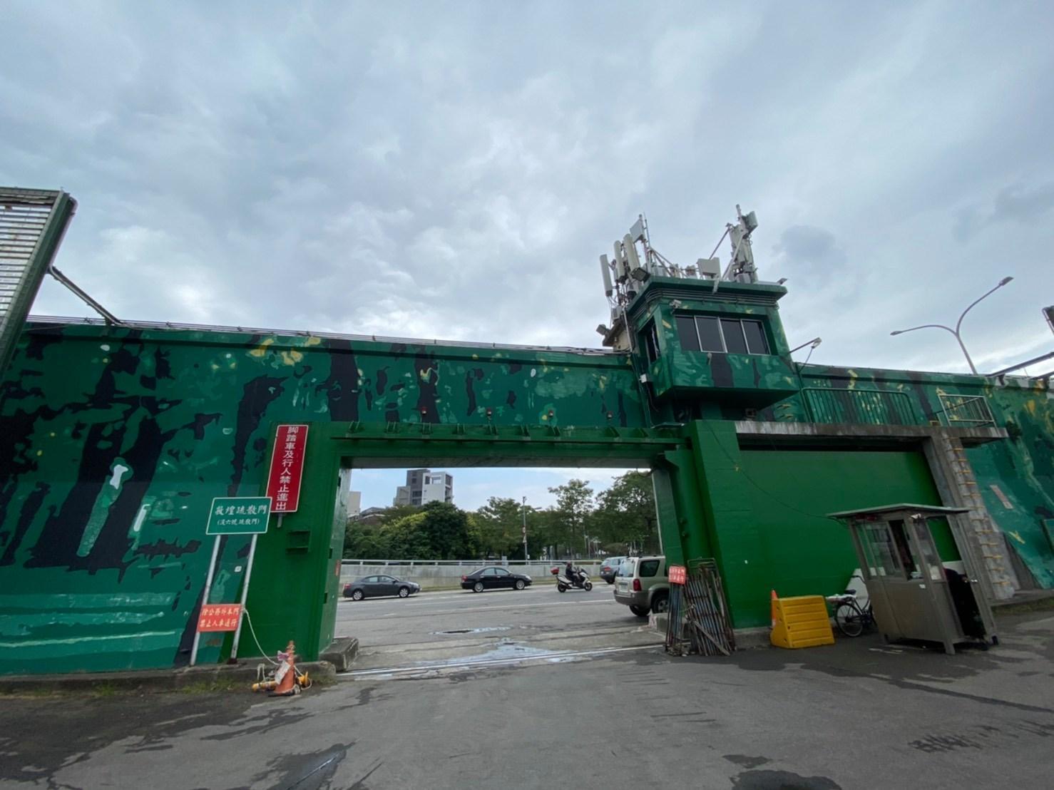 北市水利處的方姓副工程司在承辦河濱公園疏散門維護標案時涉嫌包庇廠商,遭聲請羈押禁見獲准。(疏散門示意圖,翻攝自北市水利處)