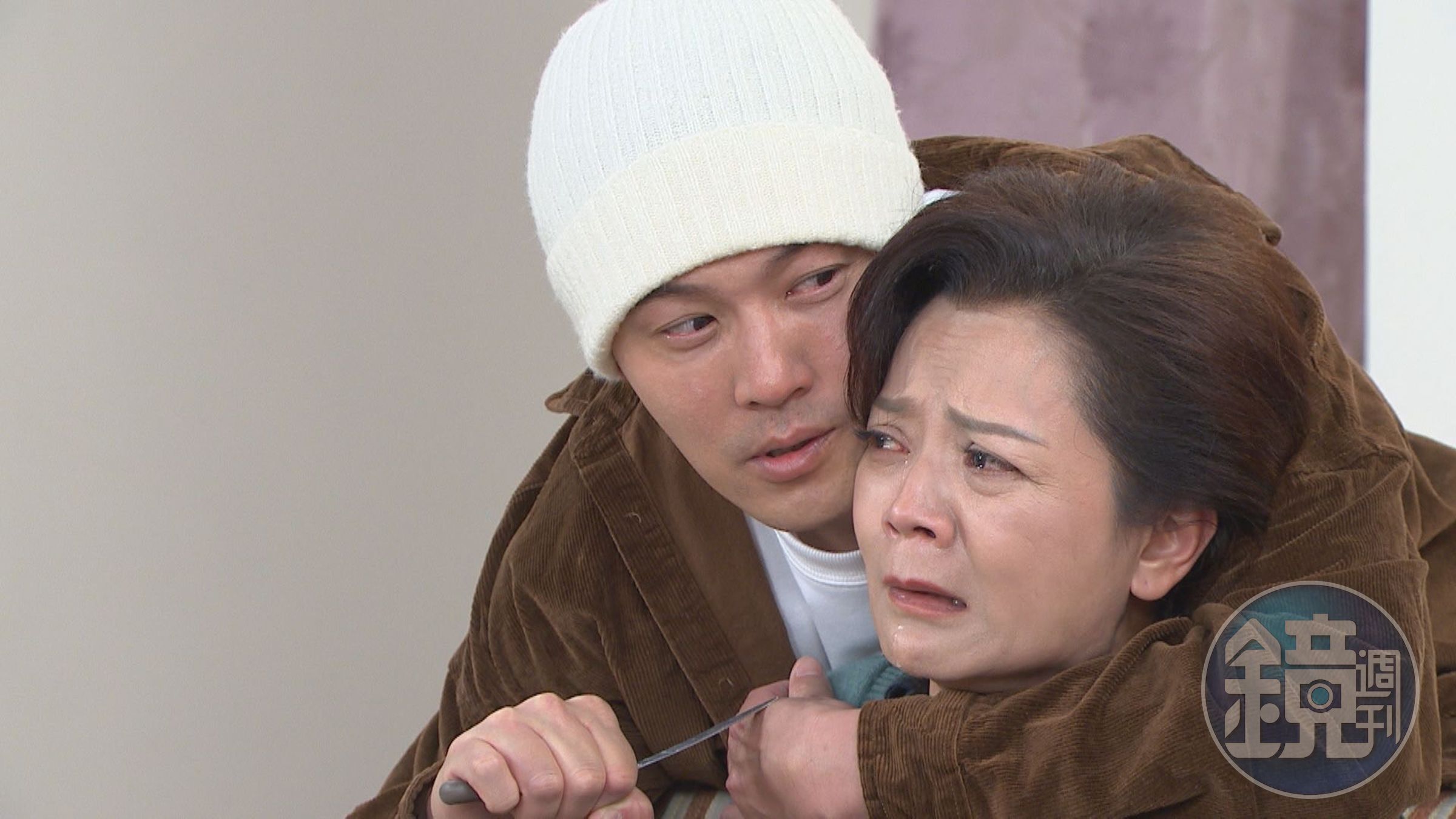 《市井豪門》黃文星飾演的李俊杰清醒,決定挾持高欣欣。(民視提供)
