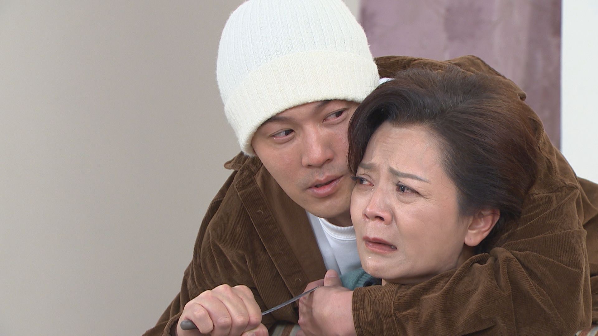 《市井豪門》黃文星飾演的李俊杰清醒，決定挾持高欣欣。（民視提供）