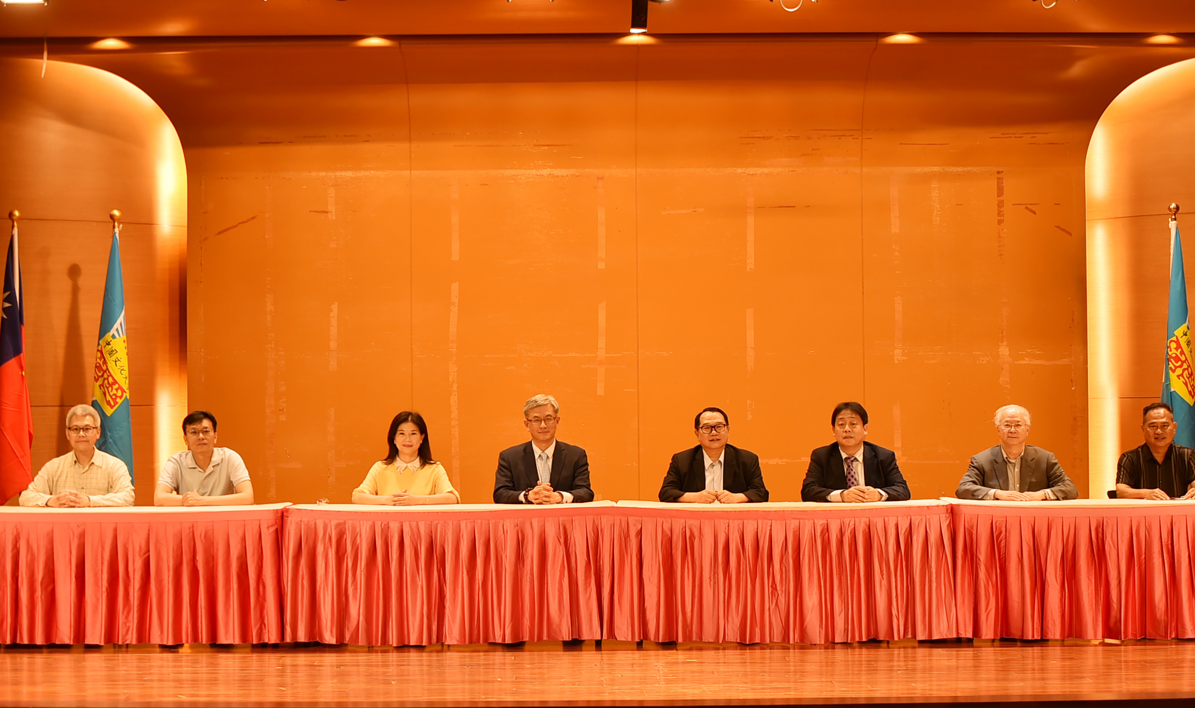 文化大學校長王子奇（右3）和陽明山姜太公道場主席羅世新（右4）正式簽訂合約，確認雙方合作主辦第一屆世界道家論壇研討會。（文化大學提供）