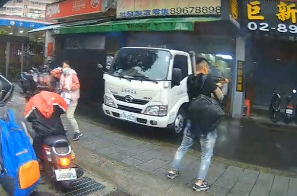 17歲少年昨（20日）持槍朝土城某當鋪連開51槍，當日槍擊畫面曝光，讓槍手身上行頭也引起討論。（翻攝畫面）