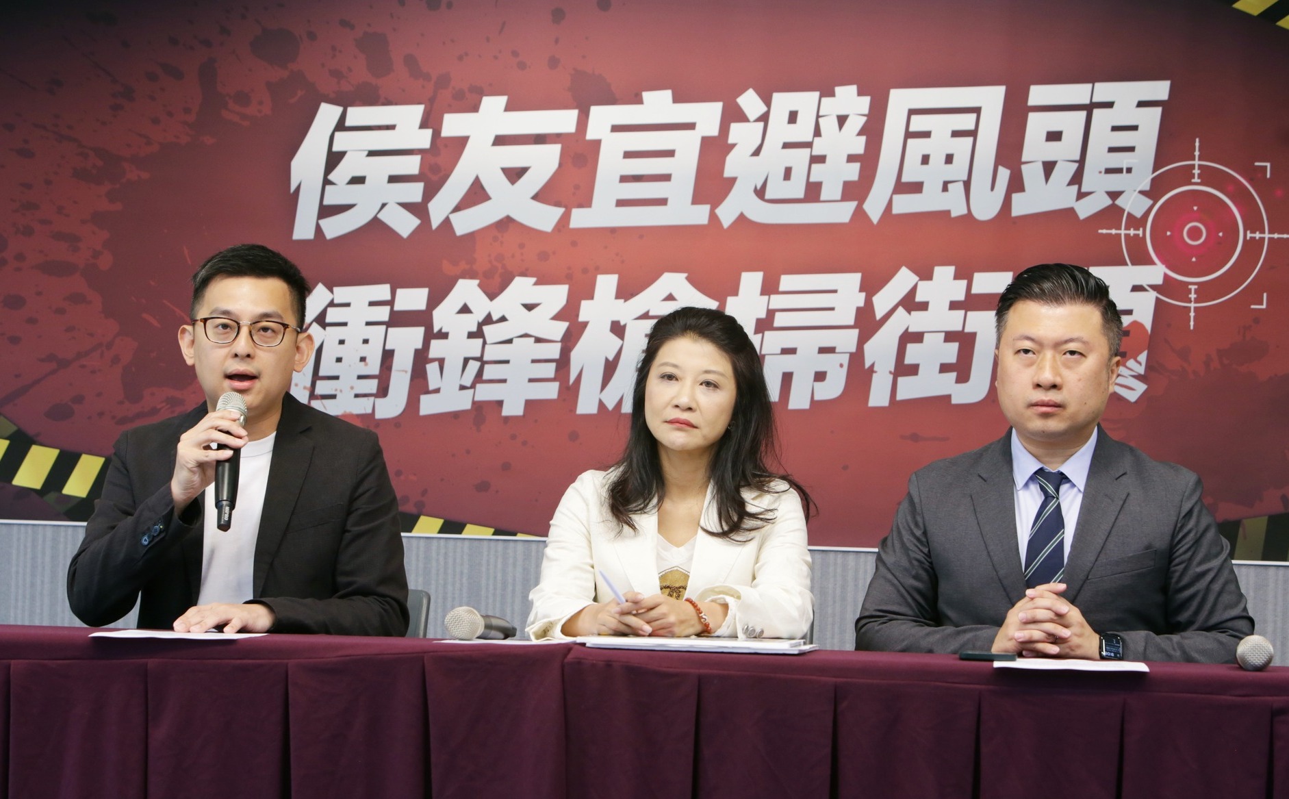 民進黨發言人卓冠廷（左起）、林楚茵、張志豪今召開記者會痛批侯友宜出國避風頭、讓衝鋒槍掃射新北街頭。（翻攝自卓冠廷臉書）