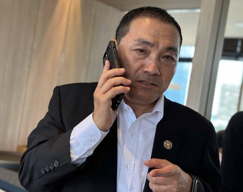 侯友宜在新加坡打電話指揮警方嚴格查辦槍擊事件，畫面曝光遭質疑太過刻意。（新北市政府提供）