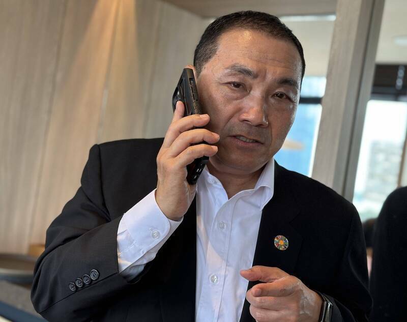 侯友宜在新加坡打電話指揮警方嚴格查辦槍擊事件，畫面曝光遭質疑太過刻意。（新北市政府提供）