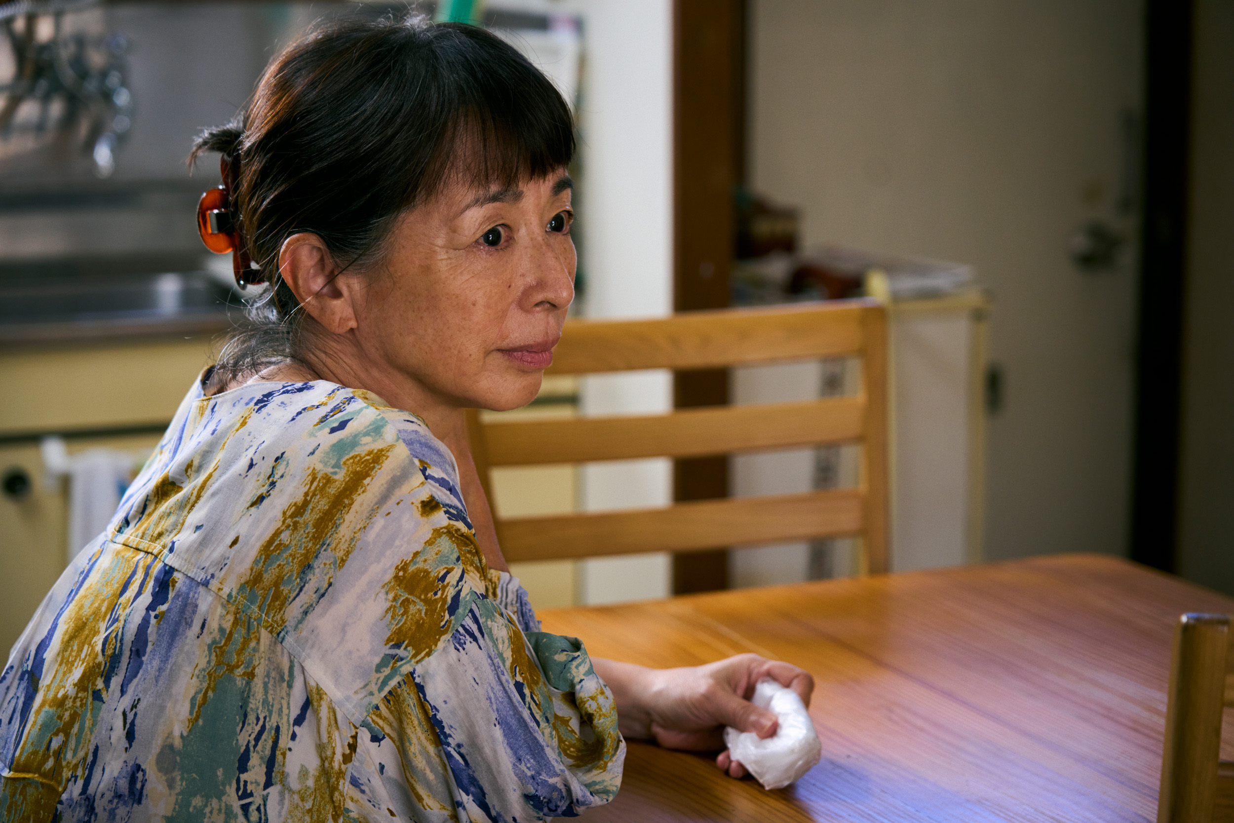 阿川佐和子飾演宮澤冰魚的母親,雖從未主動詢問兒子和鈴木的關係,但全都看在眼裡。(天馬行空提供)