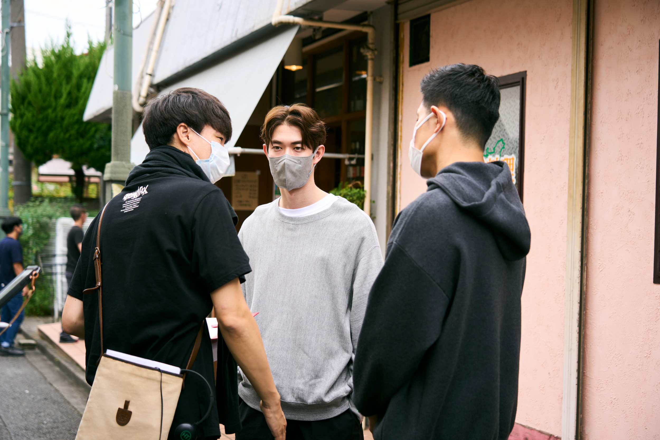 導演松永大司(左)在拍攝現場積極和宮澤冰魚(中)和鈴木亮平溝通角色細節。(PINTSCOPE提供)©大城為喜
