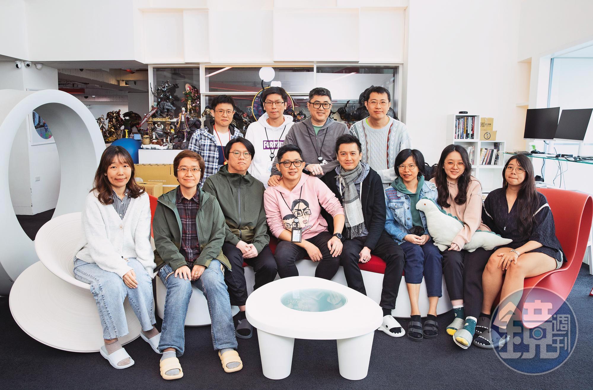 廖元瑜(前排左四)創立魚拓遊戲近6年,從原本只有2人的小工作室,擴張到十餘人的規模。