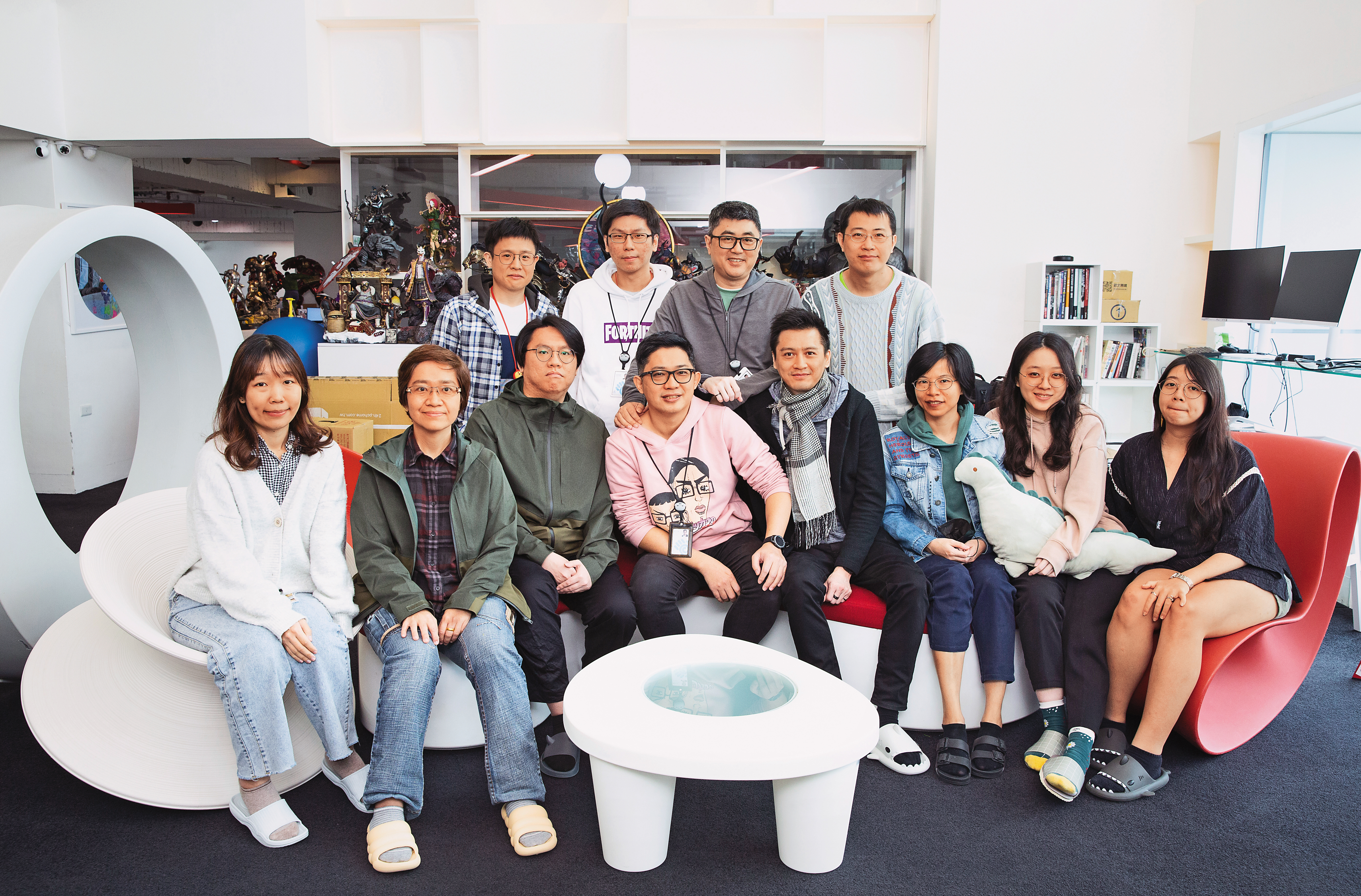 廖元瑜(前排左四)創立魚拓遊戲近6年,從原本只有2人的小工作室,擴張到十餘人的規模。