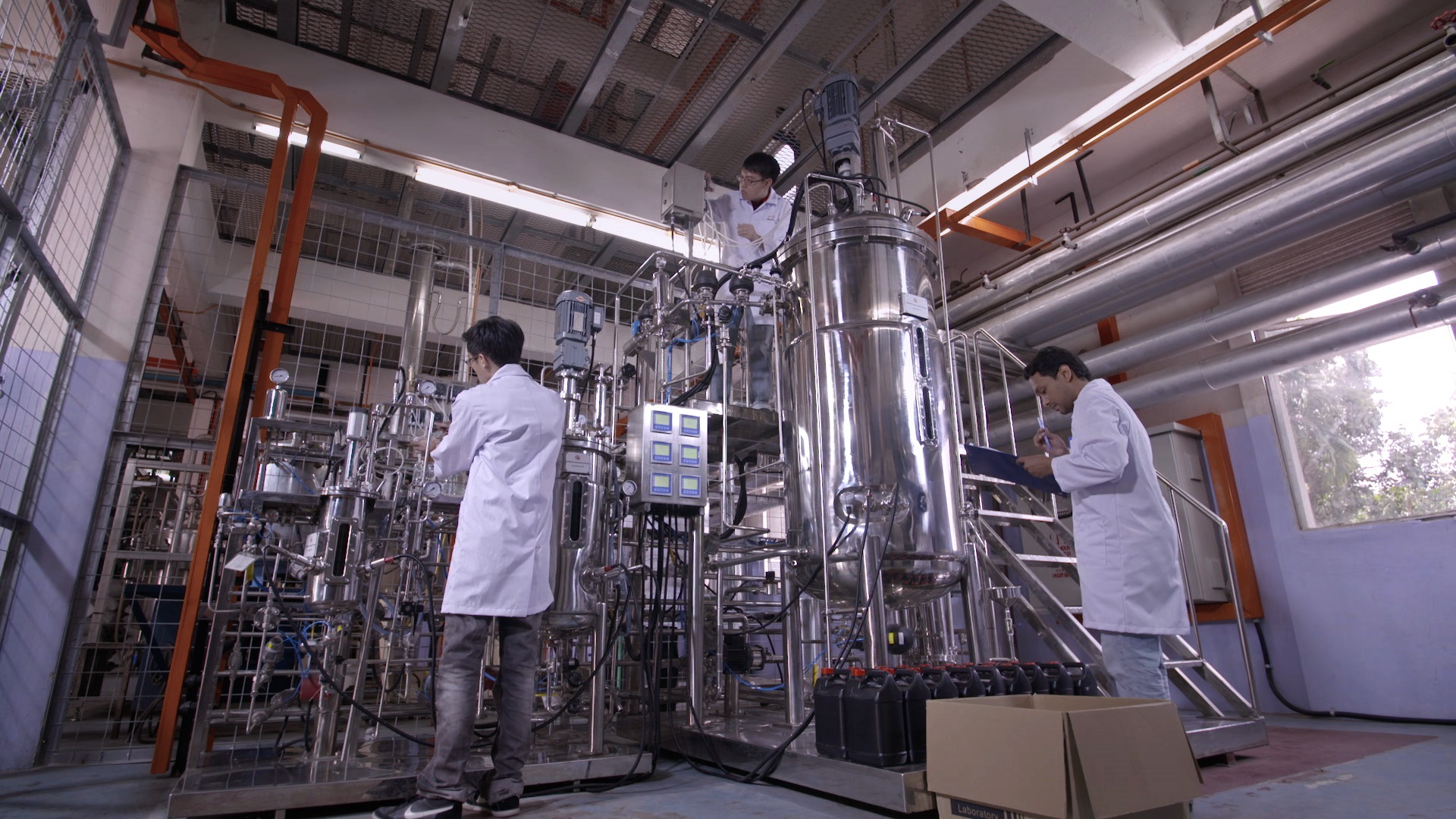 全宇在馬來西亞握有八成以上生物有機肥料市場，並利用油棕廢棄果泥研發出高單價木糖。（圖為全宇微生物發酵槽，全宇提供）