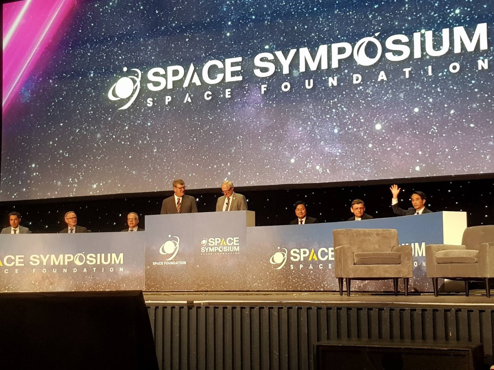 台灣首度獲邀出席太空博覽會,由國家太空中心主任吳宗信(右一)率團出席並參與論壇。(取自TASA推特)