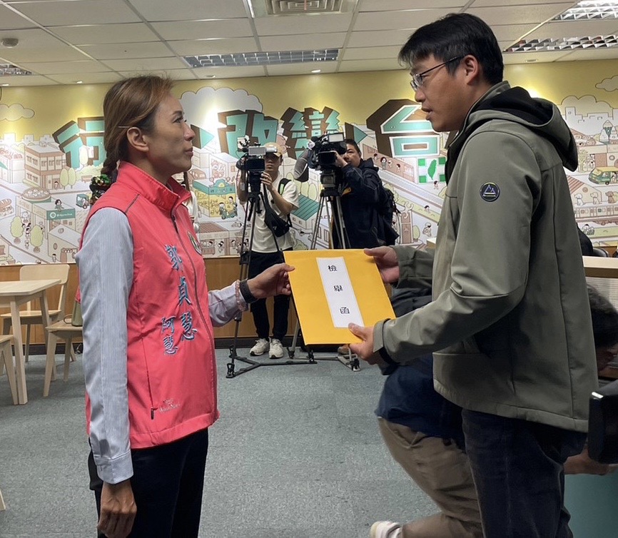 郭貞慧提交相關資料，籲黨中央應立即止血。（郭貞慧團隊提供）