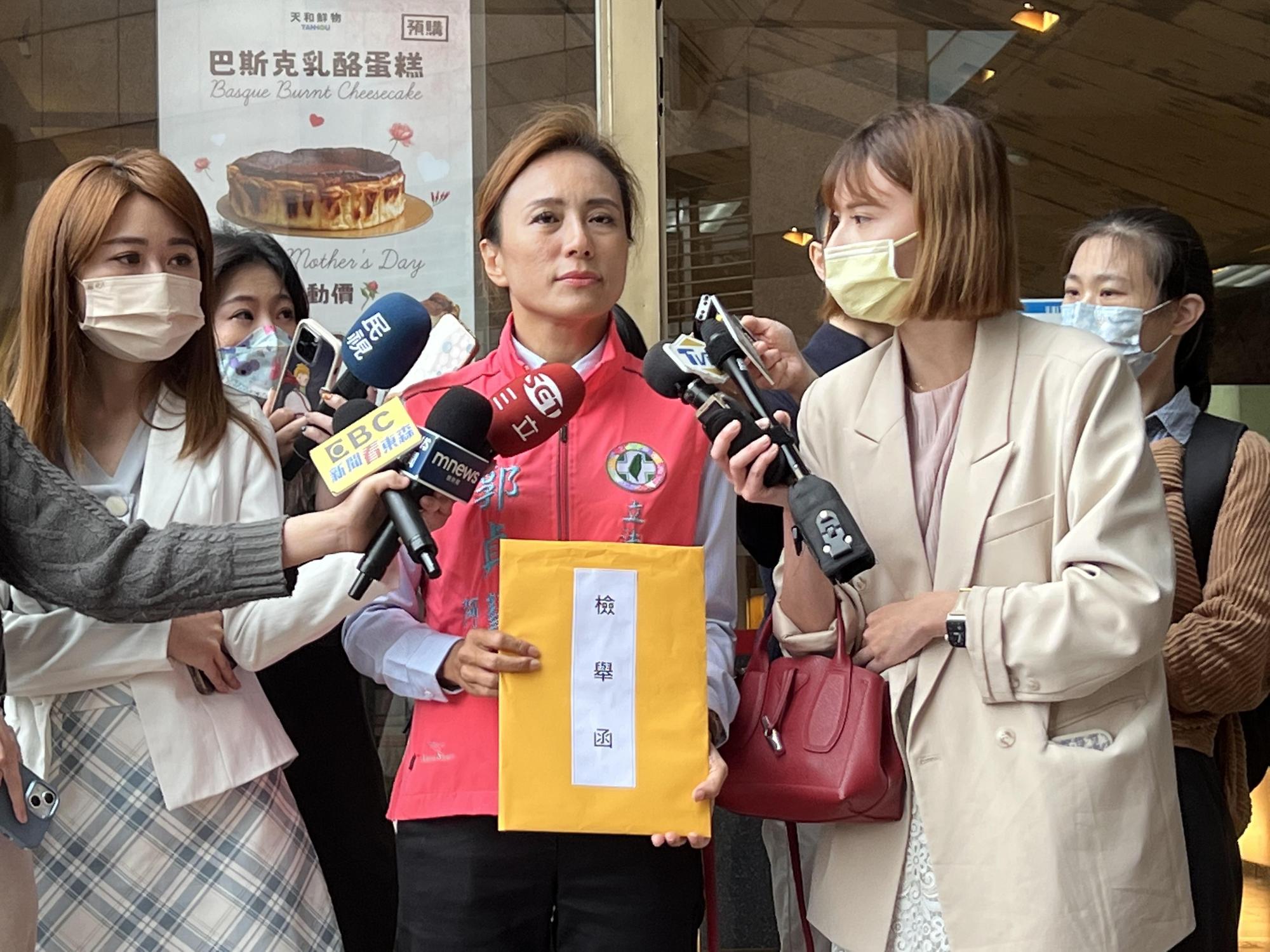 郭貞慧今至民進黨中央黨部檢舉同黨對手賴惠員涉光電不當利益。(郭貞慧團隊提供)