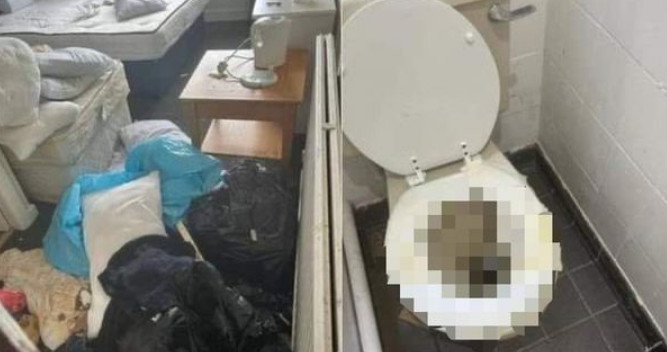 房內堆滿垃圾,連浴室馬桶都還有排泄物,衛生狀況很糟。(翻攝自推特)