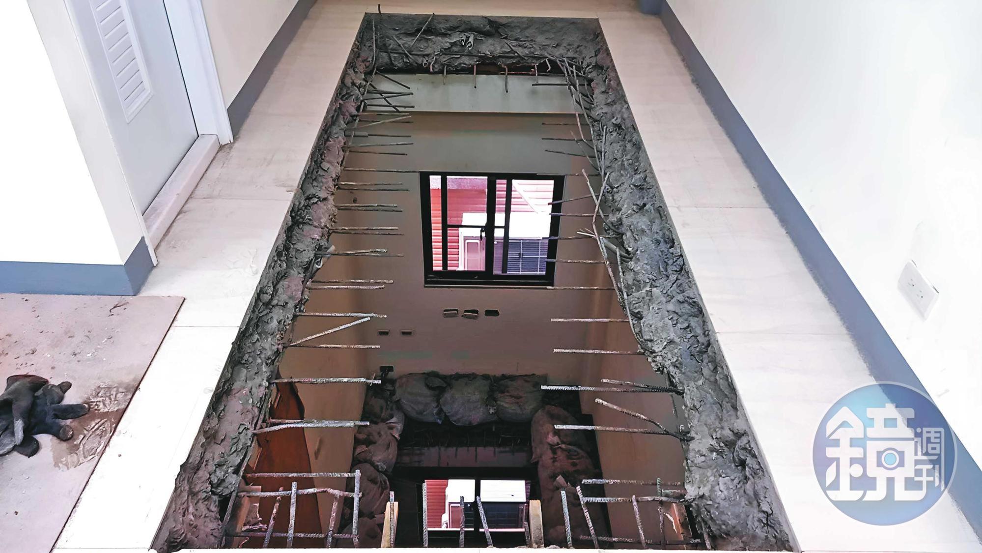 高雄市工務局去年認定蕭君平與妻改建的房子是違建而拆地板。(讀者提供)