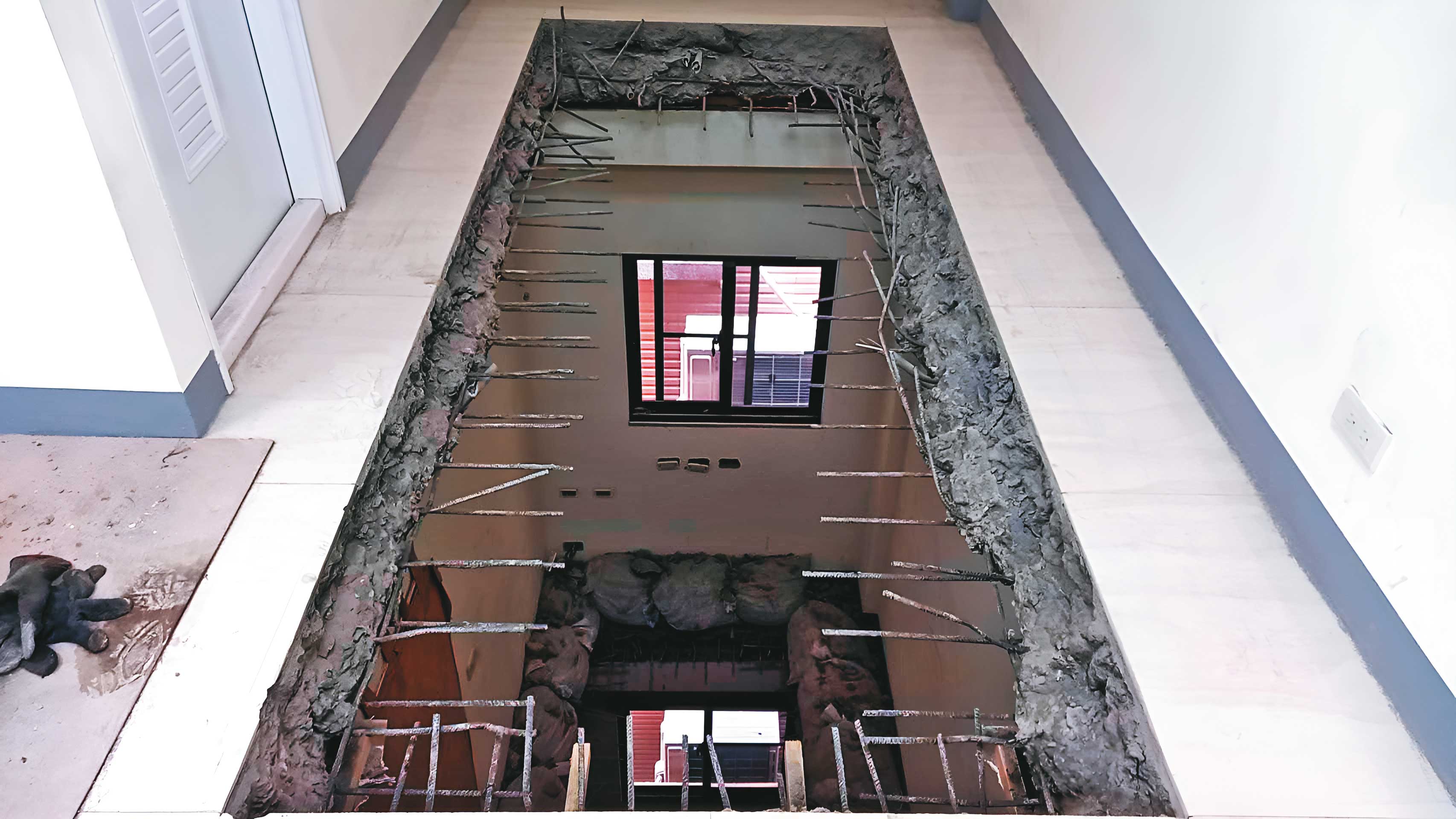 高雄市工務局去年認定蕭君平與妻改建的房子是違建而拆地板。（讀者提供）