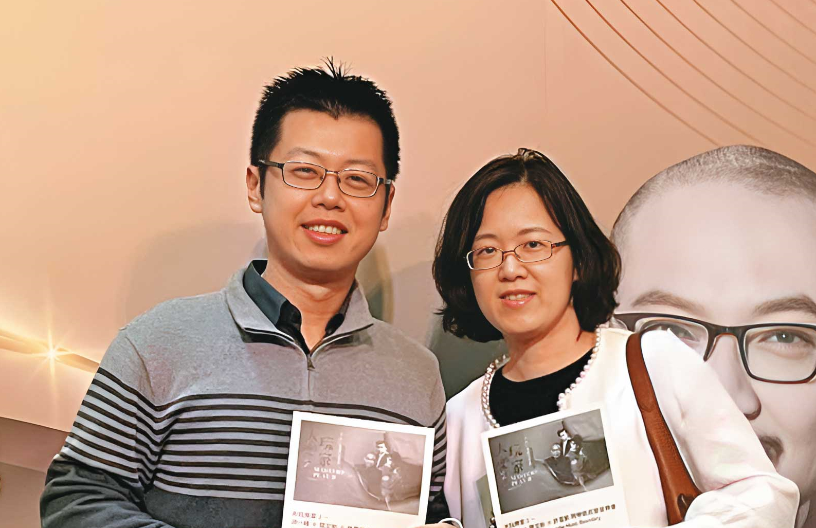 蕭君平（左）與秦芷菁（右）夫婦遭控改建房屋造成鄰居牆裂及漏水。（翻攝蕭君平臉書）