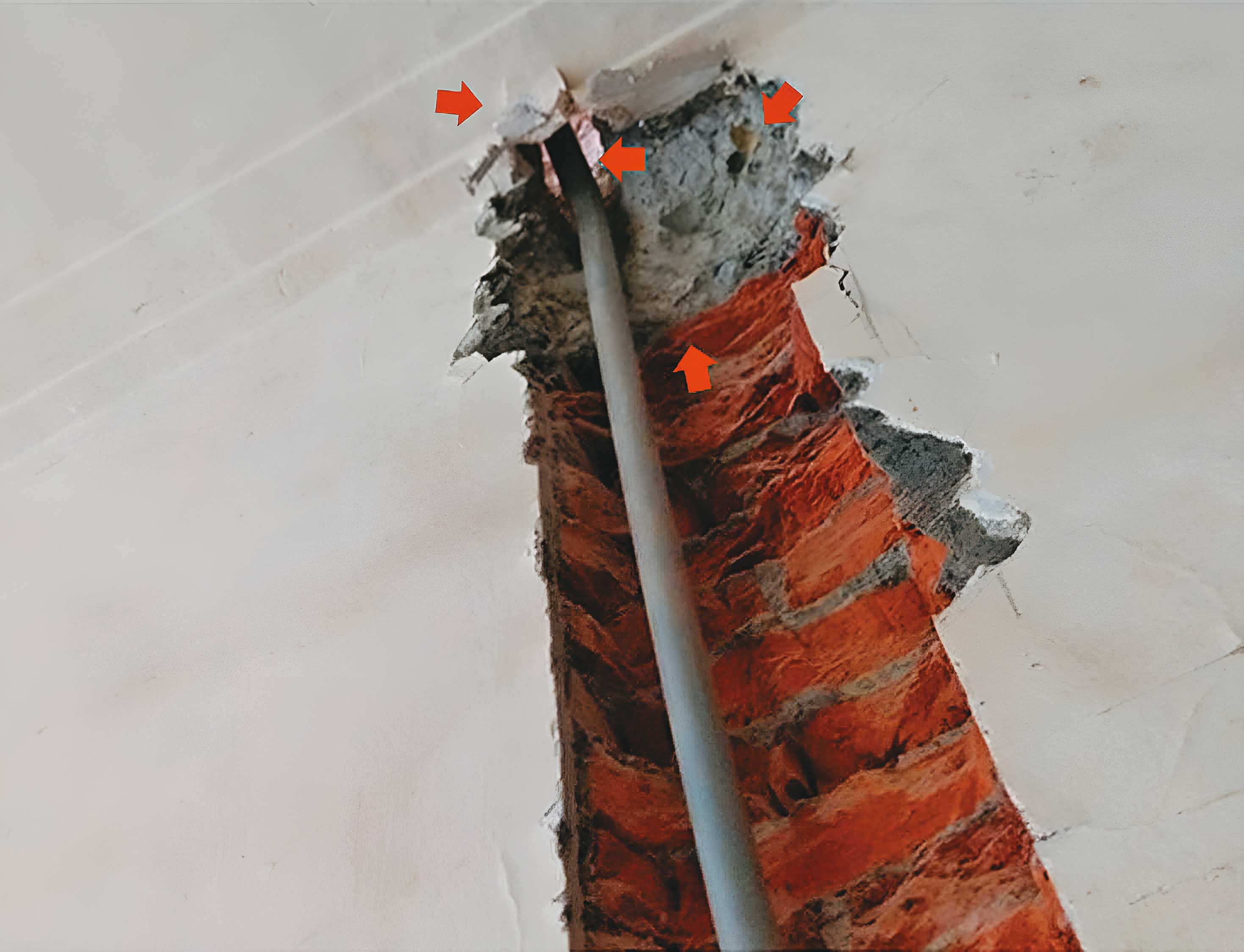 蕭君平委請包商將房屋改建成套房，陳姓鄰居指控共用壁遭破壞。（讀者提供）