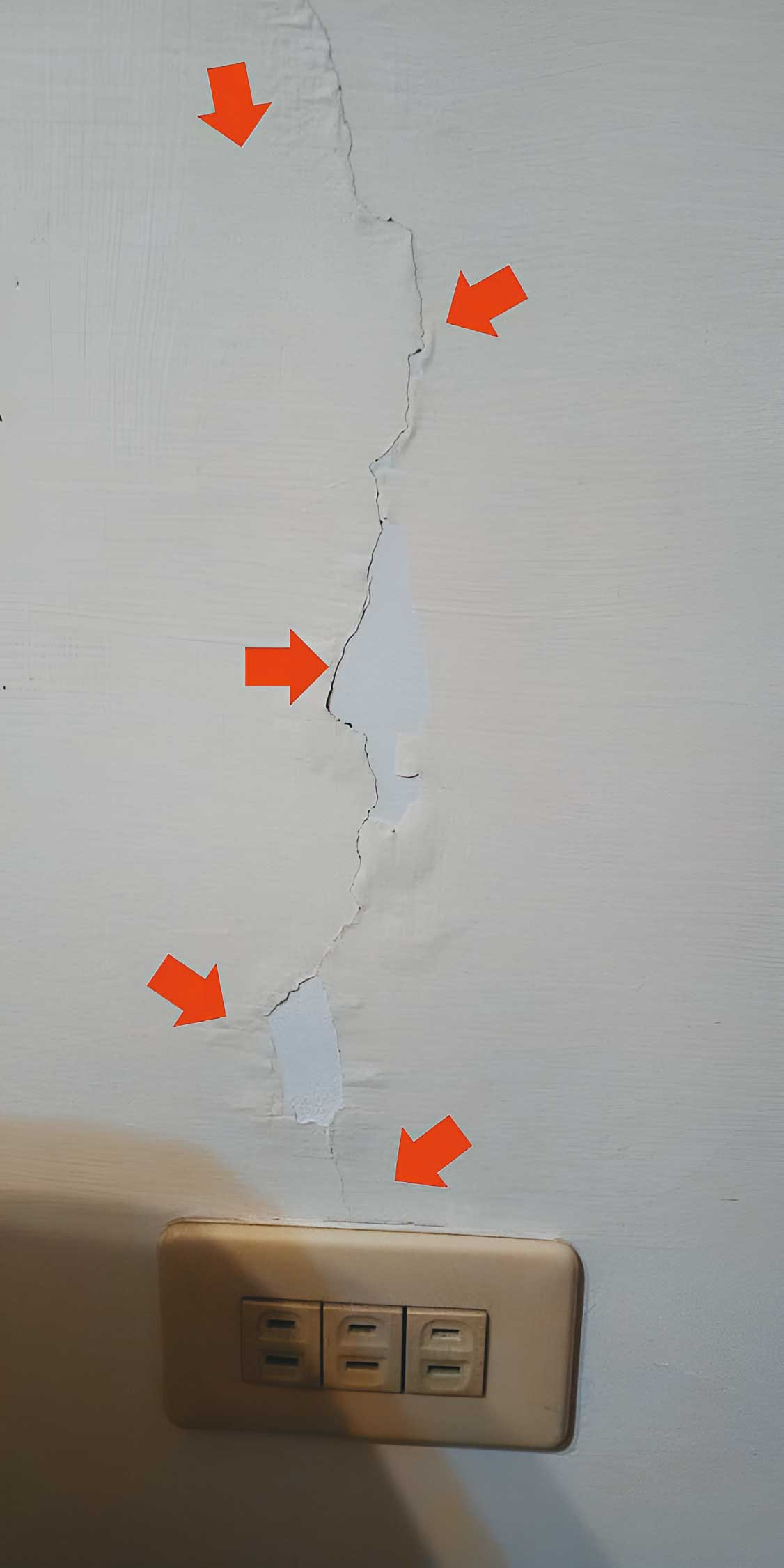 陳姓鄰居認定家中的牆裂是蕭君平夫婦改建房屋所造成。（讀者提供）